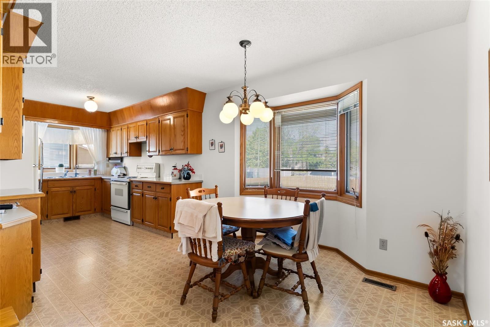Photo 8 of 2102 Hanover Crescent E, Regina SK