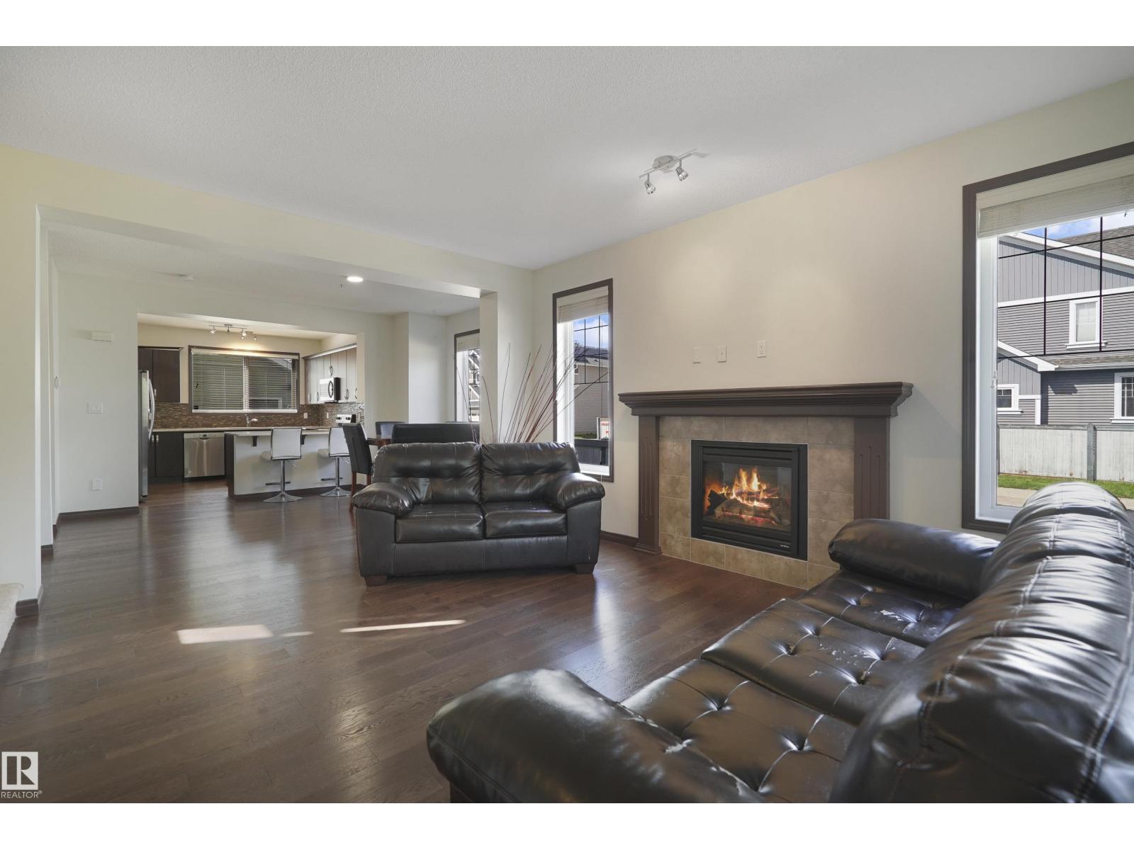 Photo 3 of 2044 74 St Sw, Edmonton AB