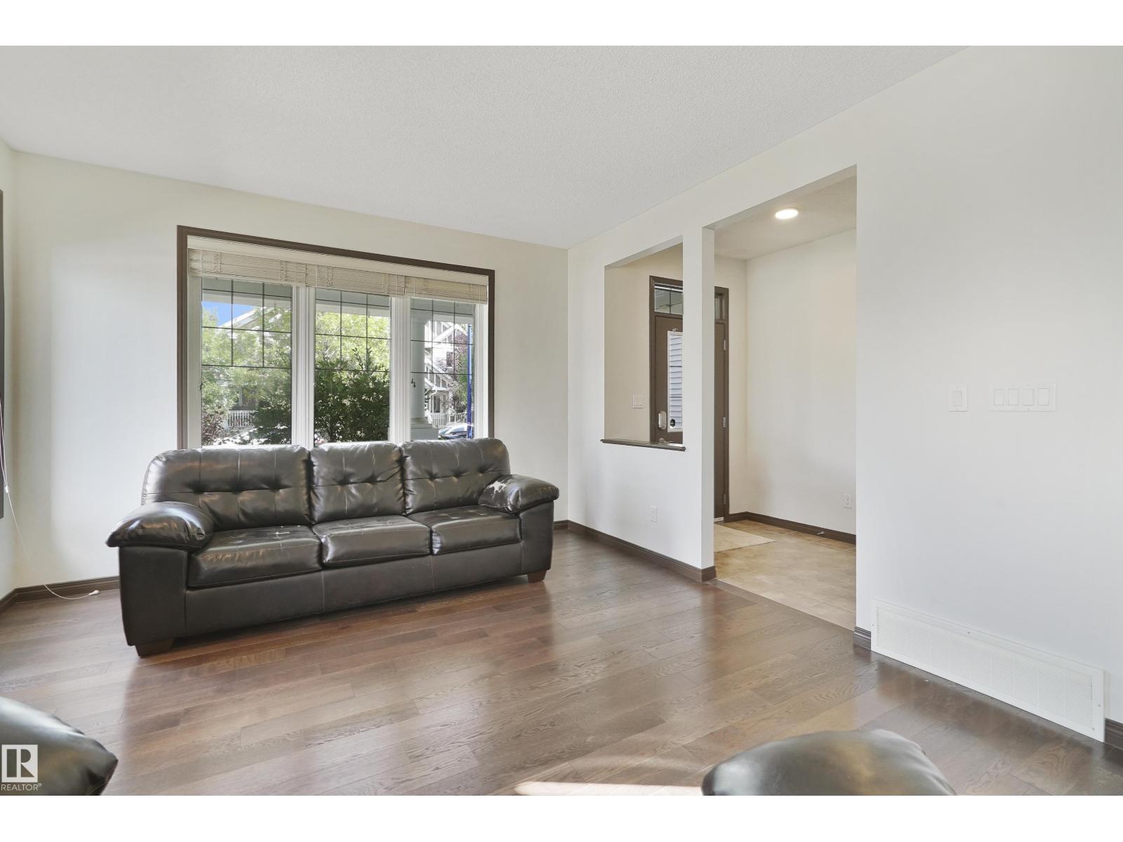Photo 8 of 2044 74 St Sw, Edmonton AB