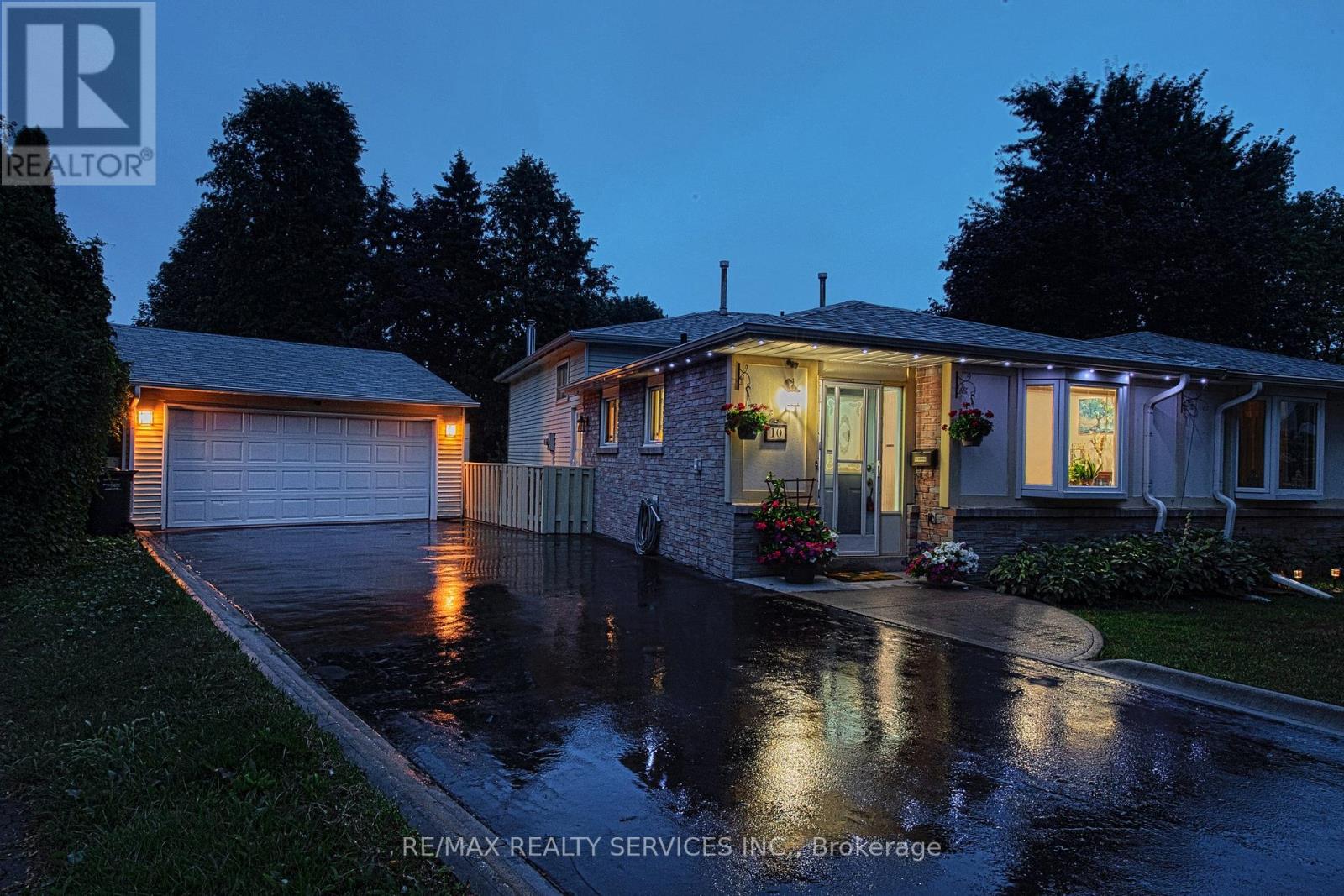 Photo 2 of 10 Minton Place, Brampton ON