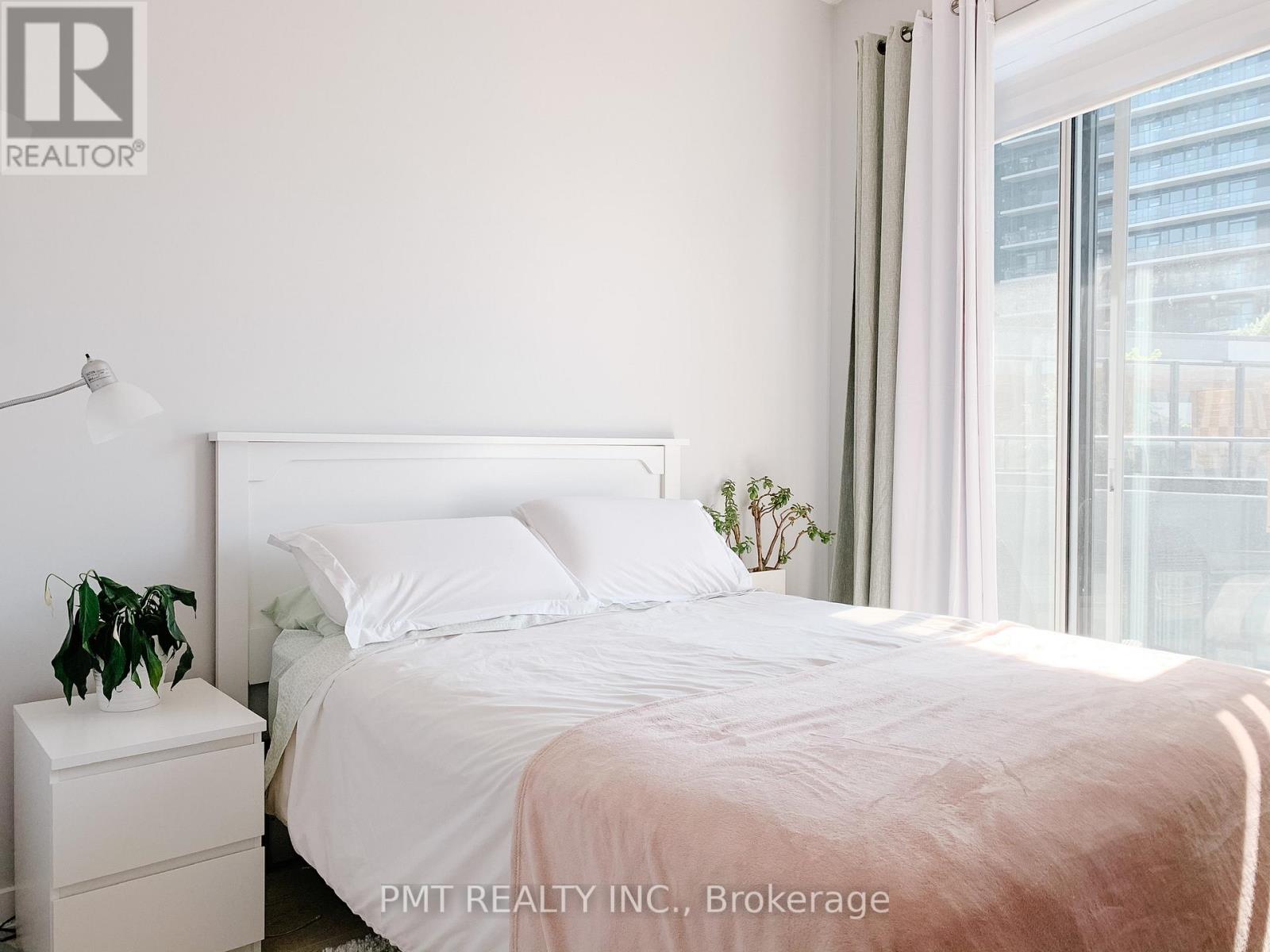 Photo 6 of 803 20 Bruyeres Mews, Toronto ON