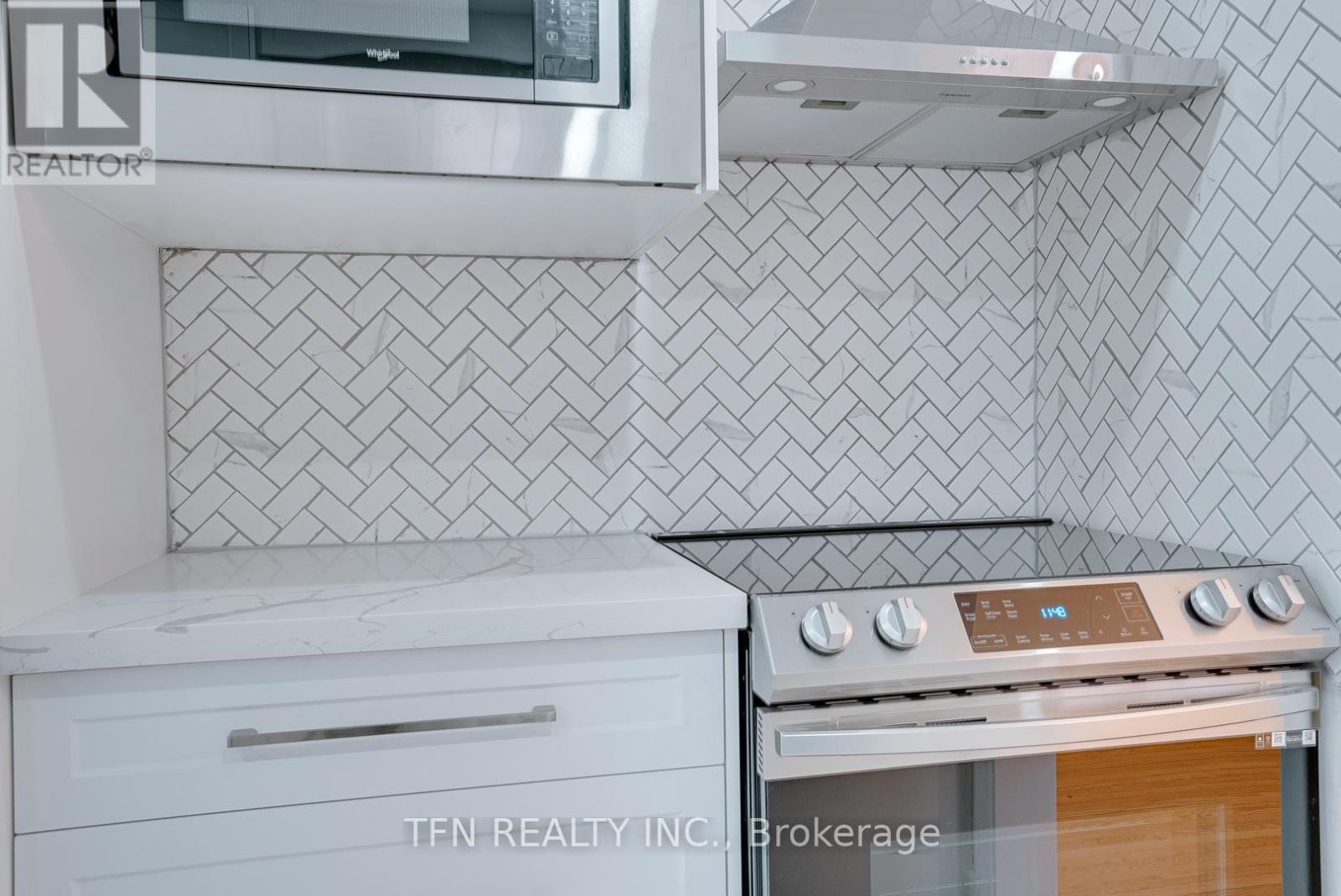 Photo 8 of Upper 25 Karen Road, Toronto ON