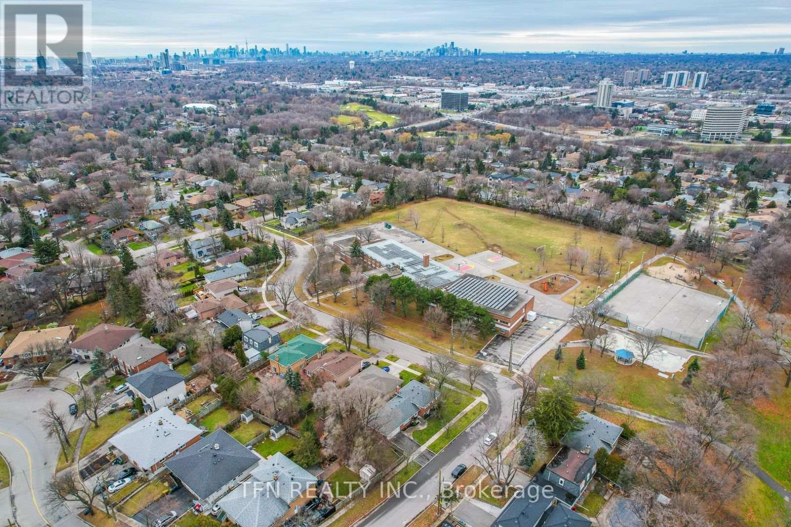 Photo 24 of Upper 25 Karen Road, Toronto ON