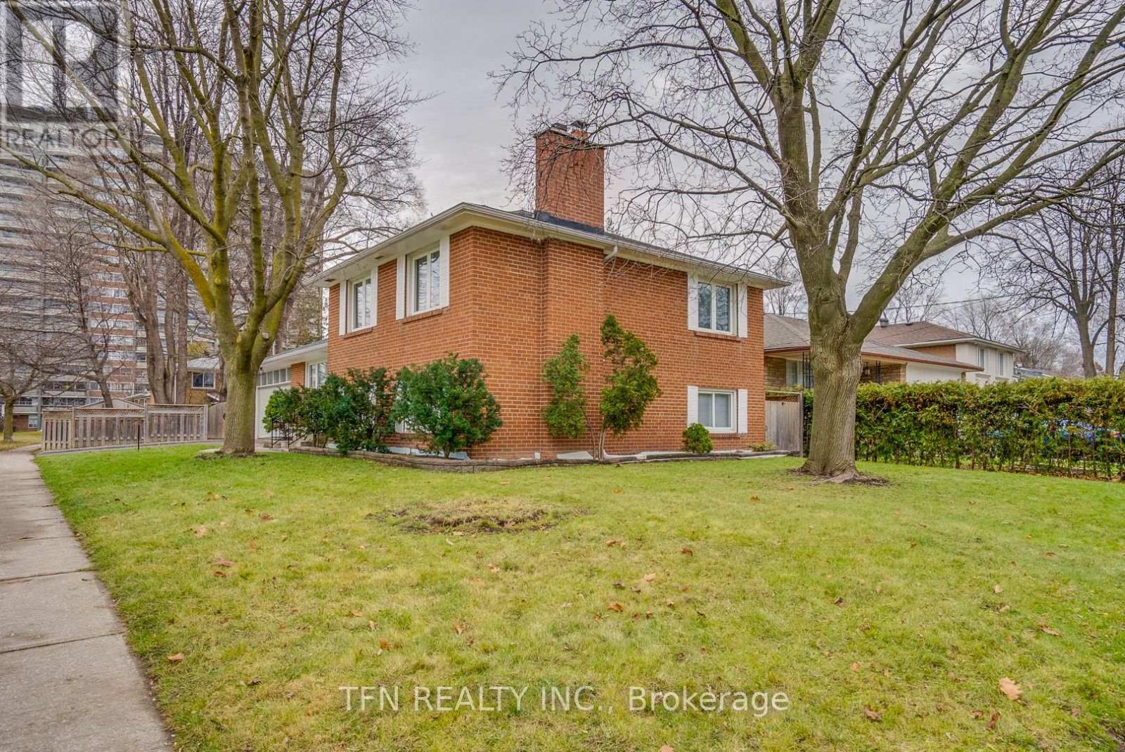 Photo 12 of Upper 25 Karen Road, Toronto ON