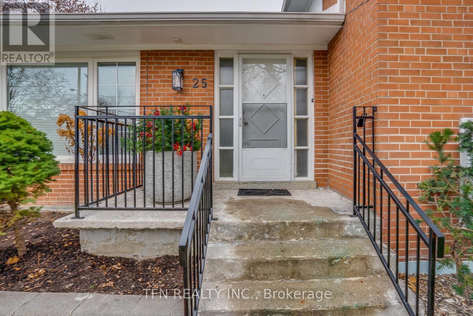 Photo 9 of Upper 25 Karen Road, Toronto ON