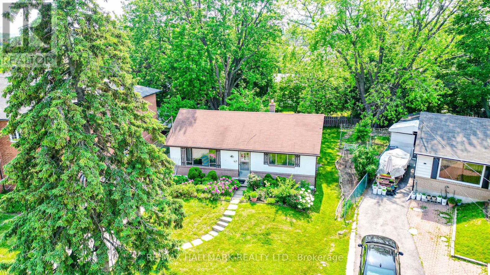 Photo 8 of 108 Castle Hill Drive, Toronto ON