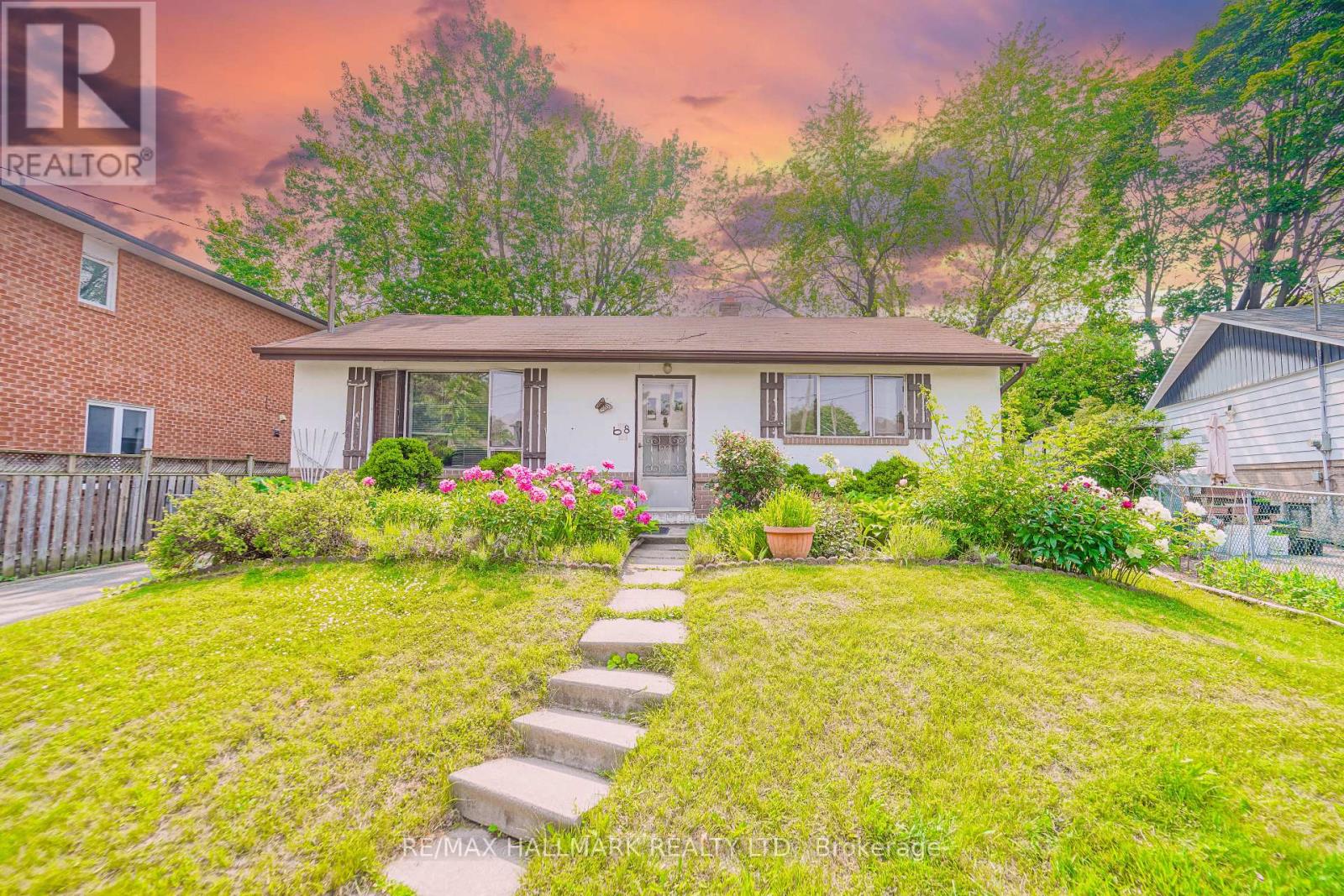 Photo 6 of 108 Castle Hill Drive, Toronto ON