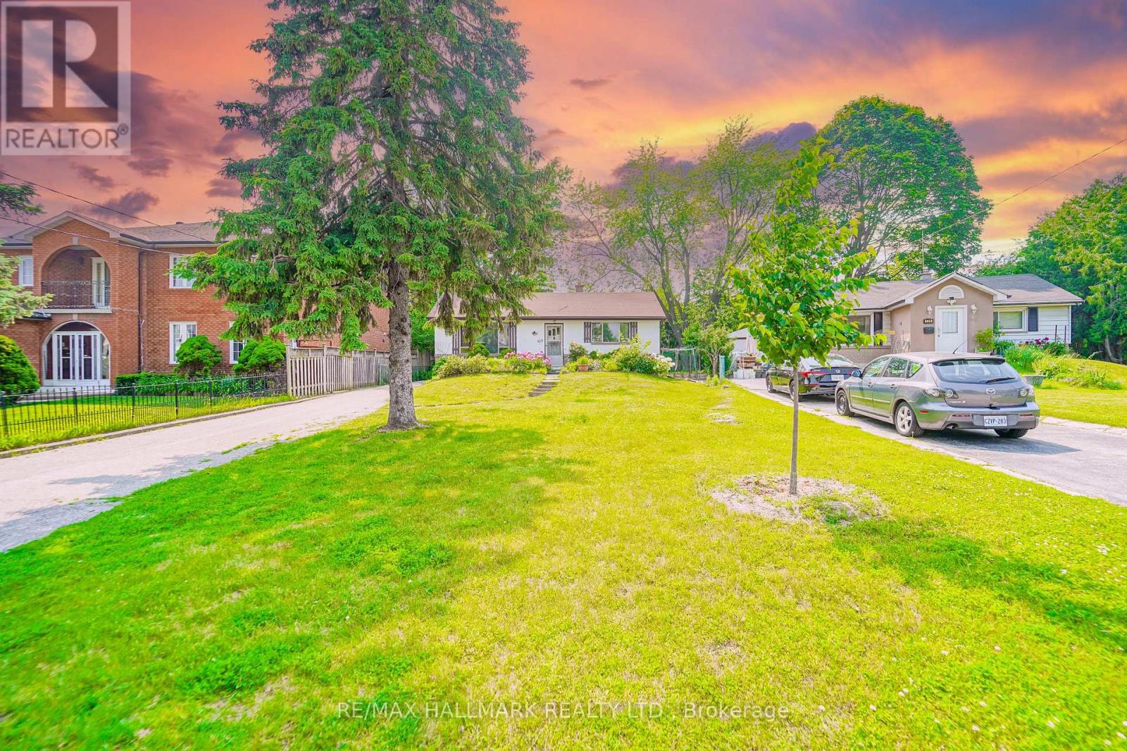 Photo 5 of 108 Castle Hill Drive, Toronto ON