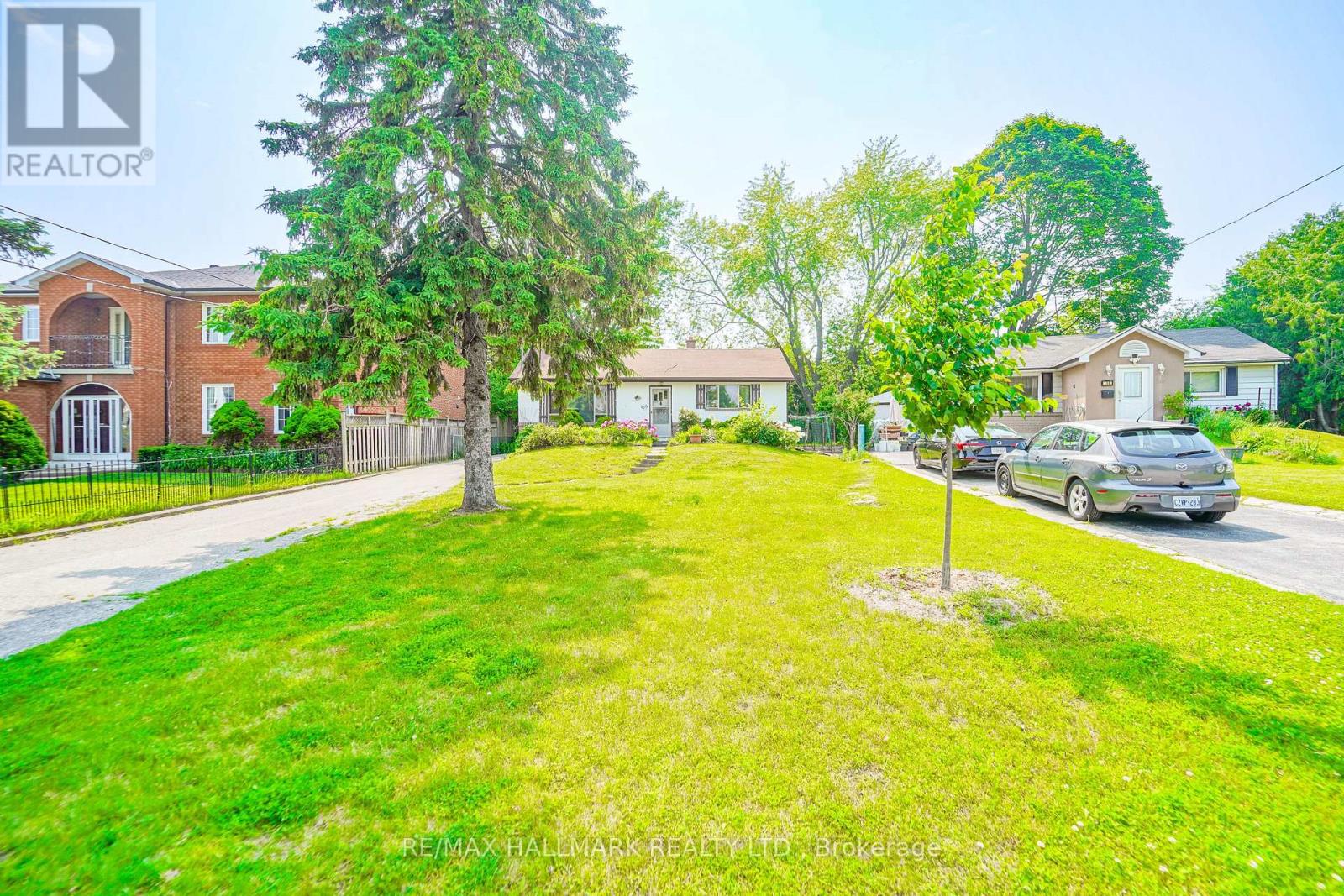 Photo 9 of 108 Castle Hill Drive, Toronto ON