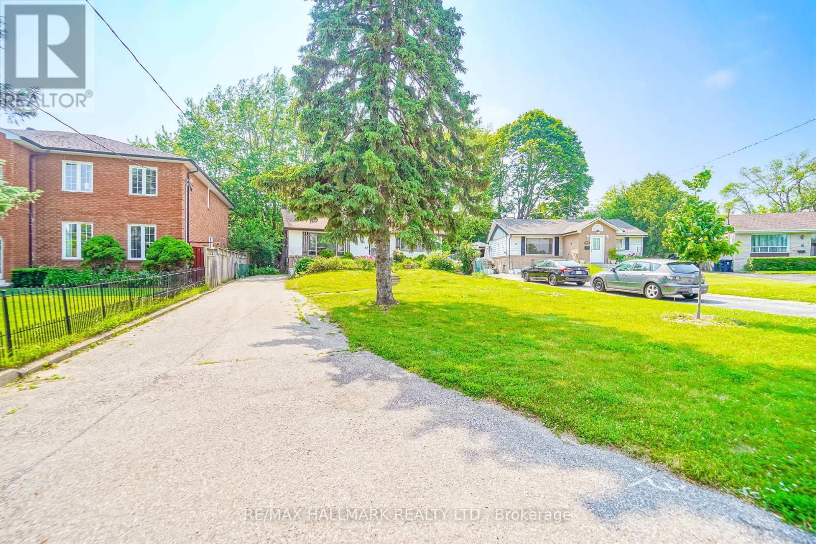 Photo 21 of 108 Castle Hill Drive, Toronto ON
