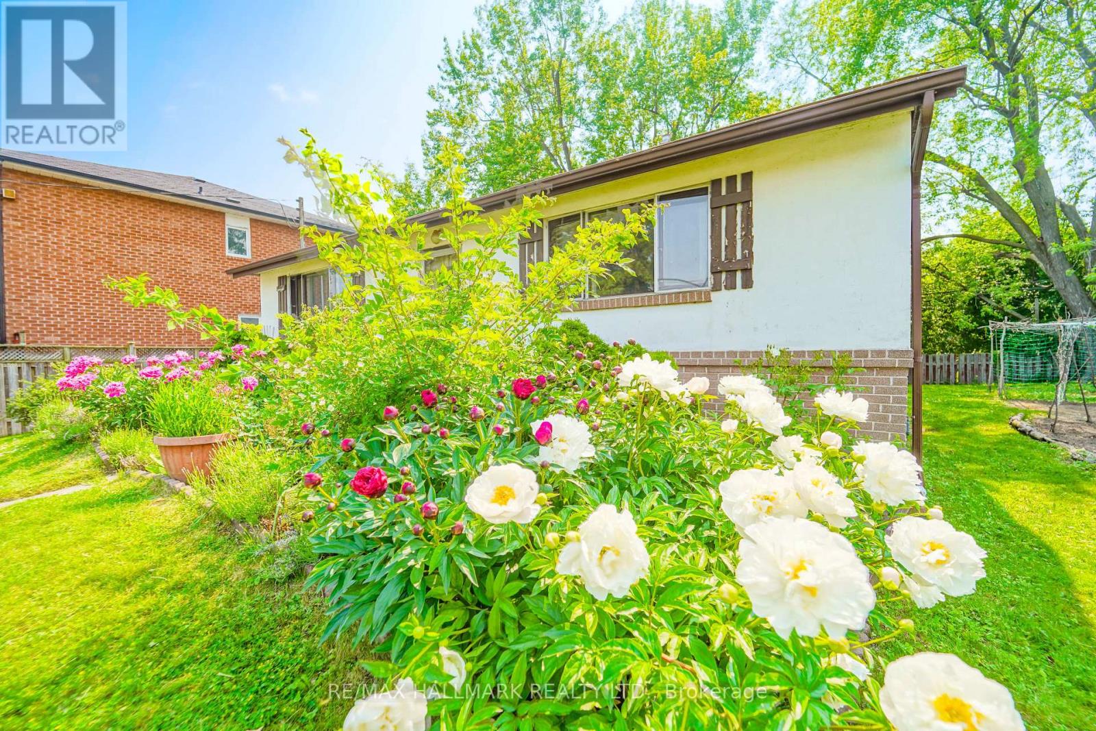 Photo 4 of 108 Castle Hill Drive, Toronto ON