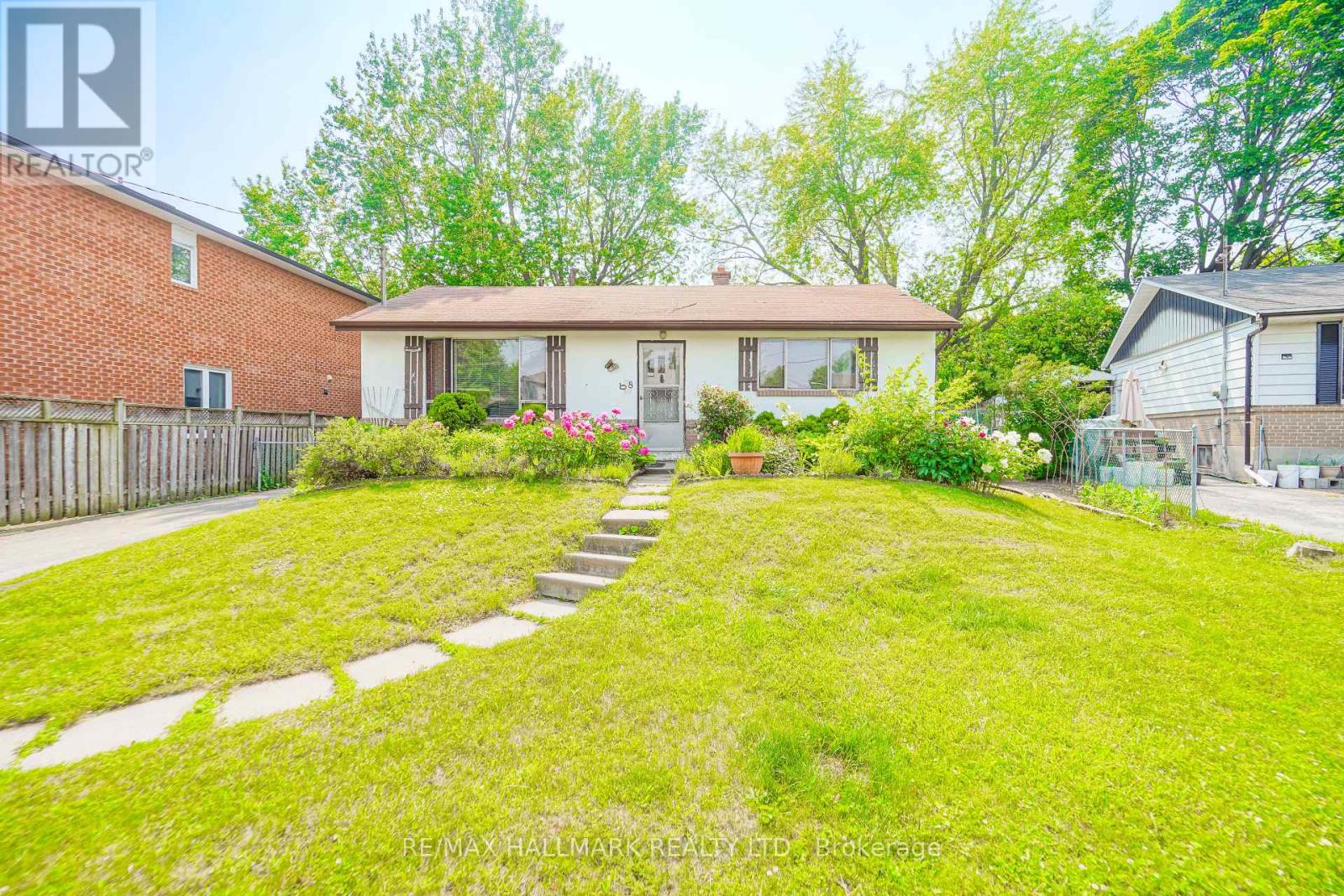 Photo 10 of 108 Castle Hill Drive, Toronto ON
