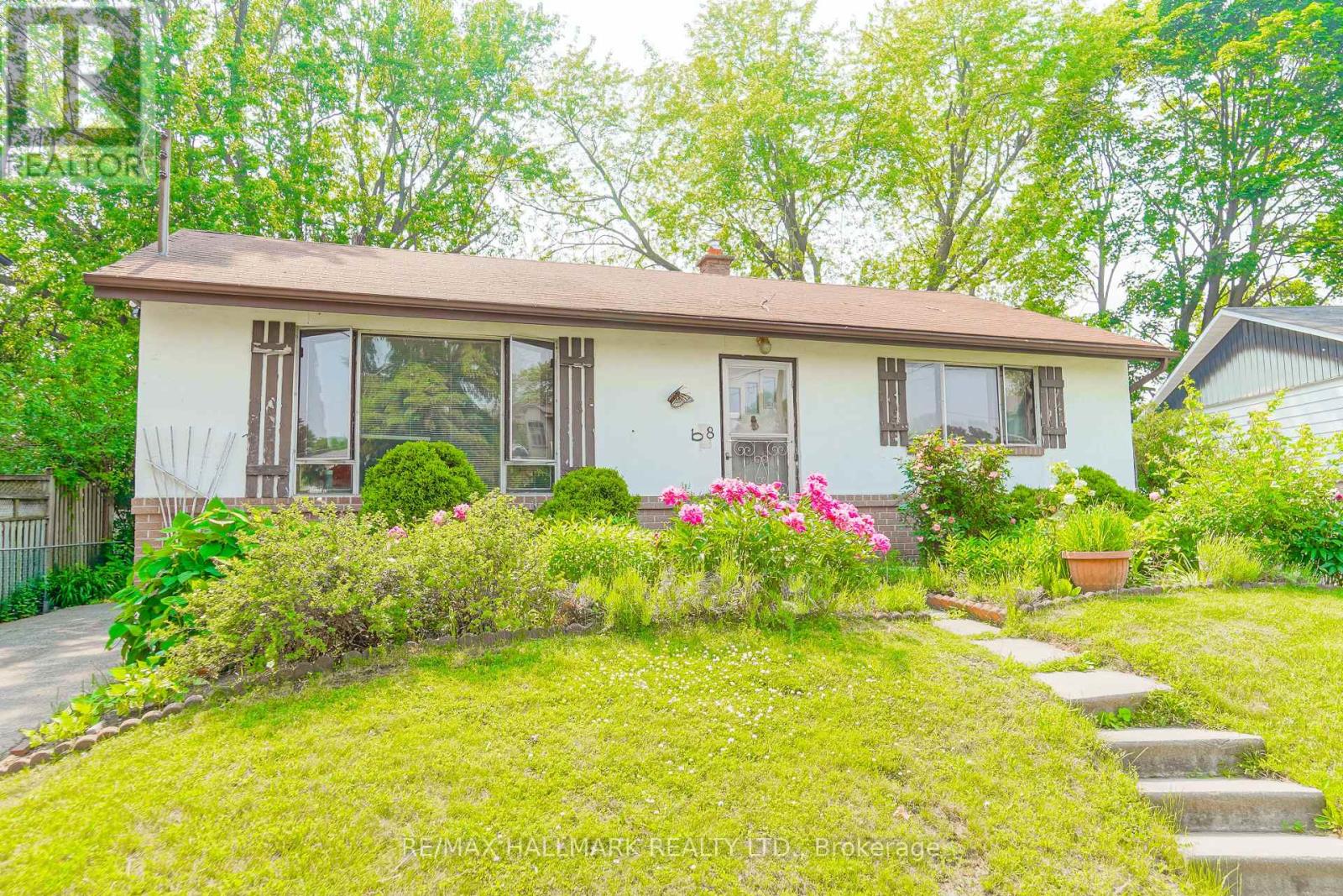 Photo 2 of 108 Castle Hill Drive, Toronto ON