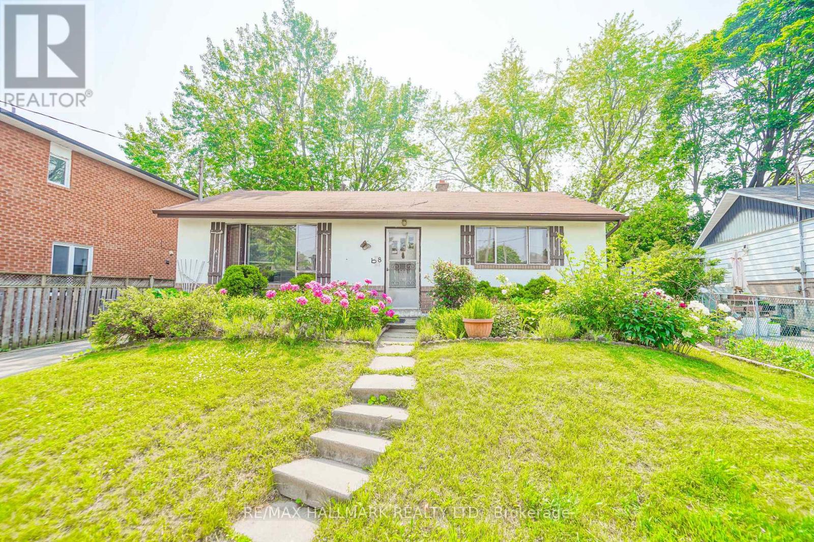 Photo 15 of 108 Castle Hill Drive, Toronto ON