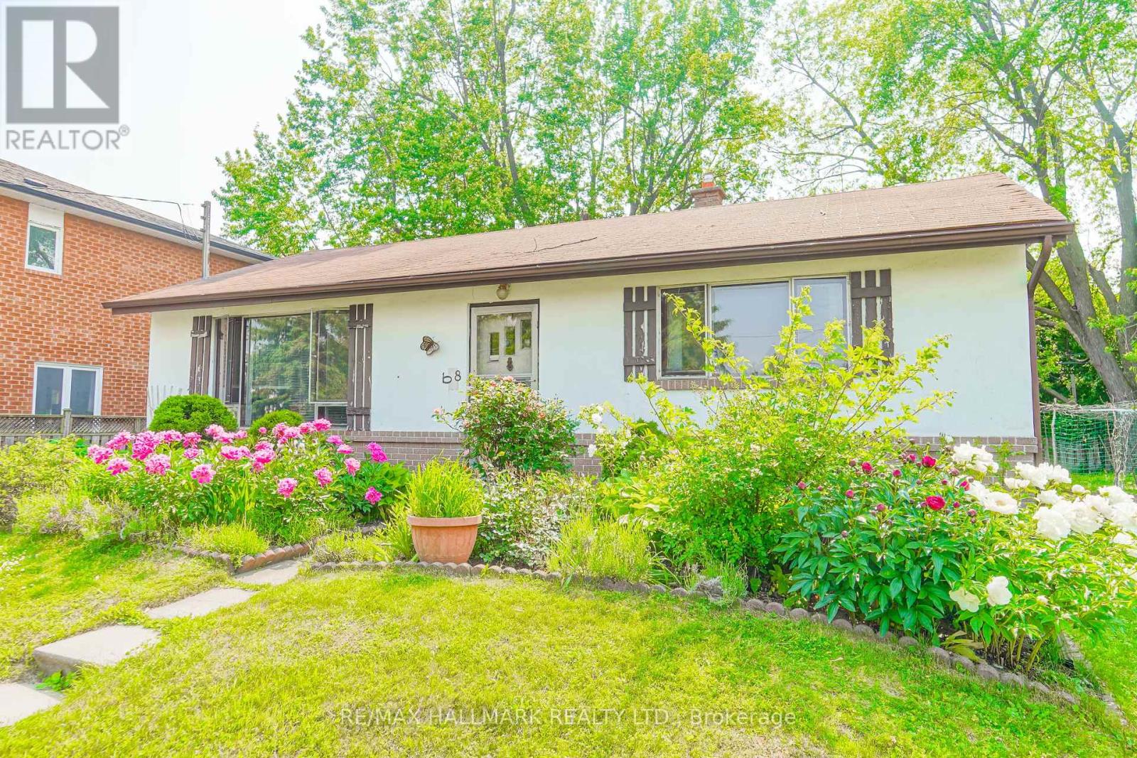 Photo 23 of 108 Castle Hill Drive, Toronto ON
