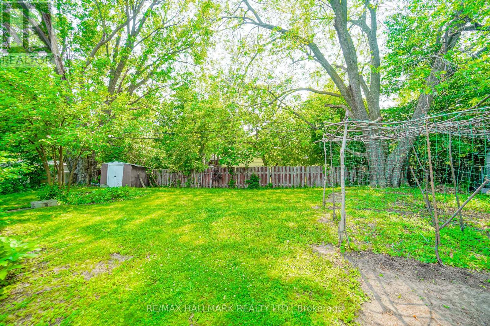 Photo 17 of 108 Castle Hill Drive, Toronto ON