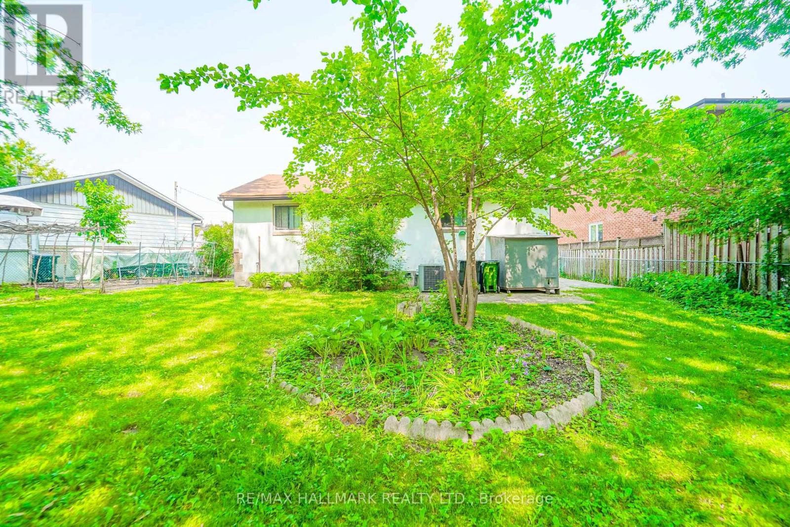 Photo 18 of 108 Castle Hill Drive, Toronto ON