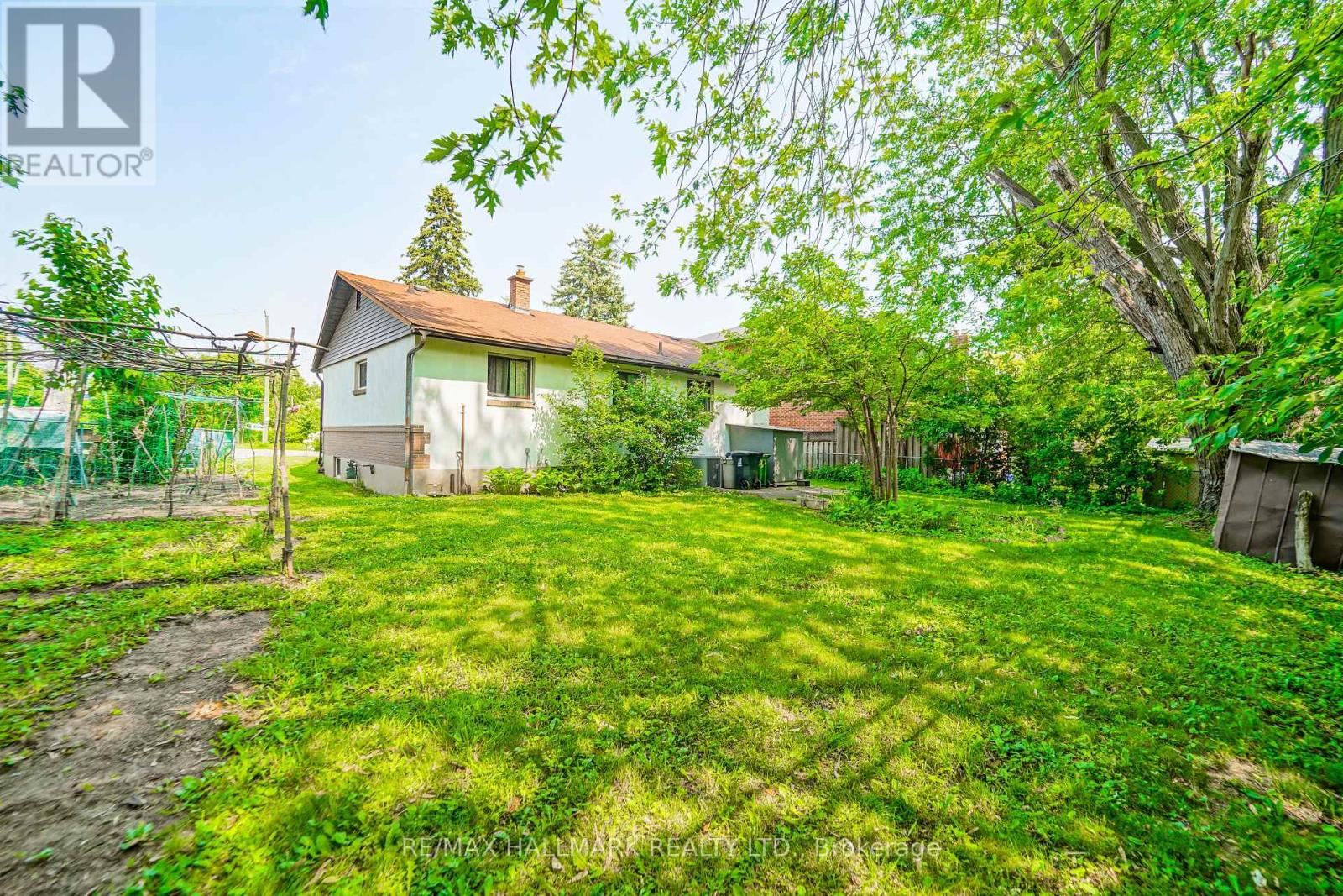 Photo 3 of 108 Castle Hill Drive, Toronto ON