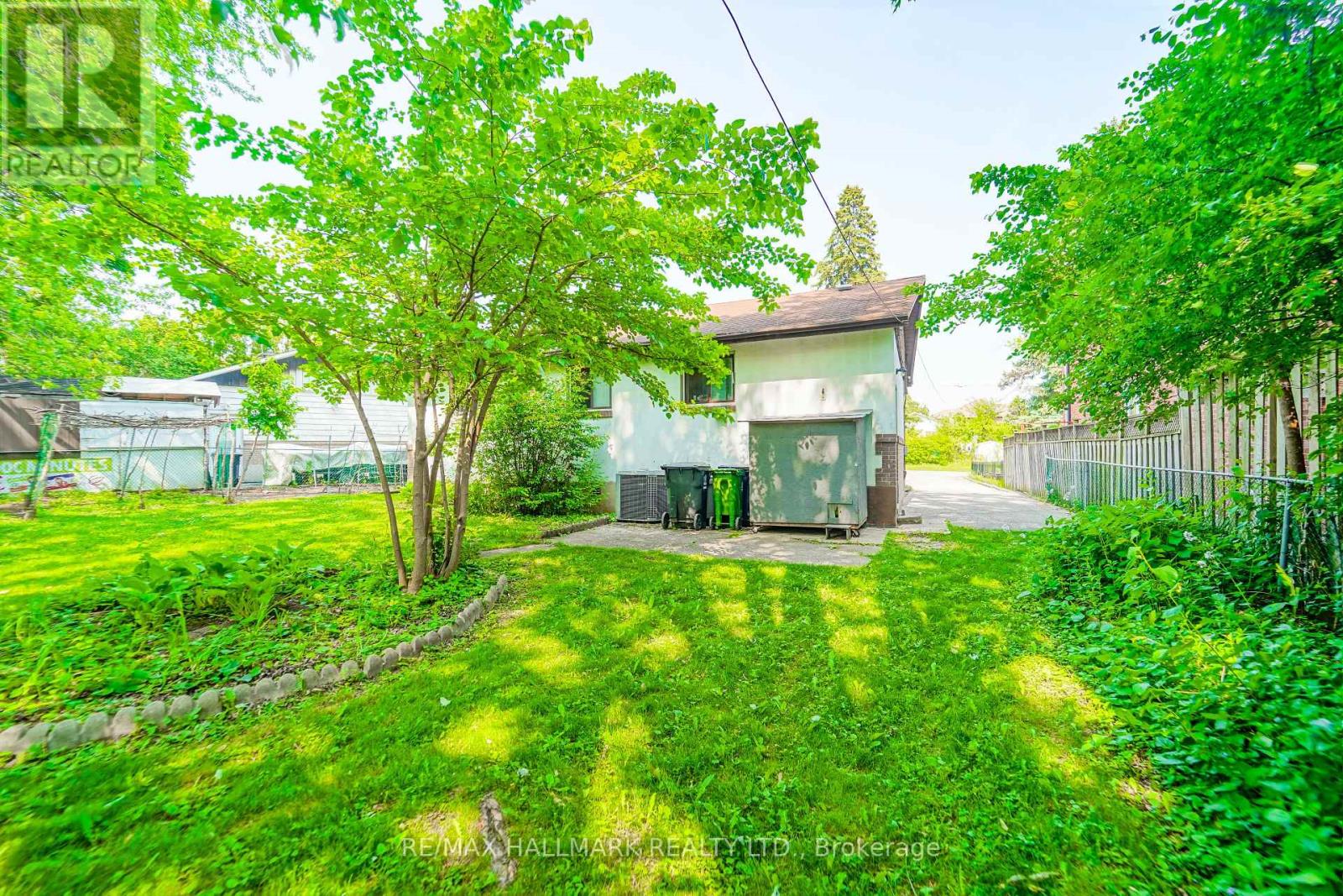 Photo 16 of 108 Castle Hill Drive, Toronto ON