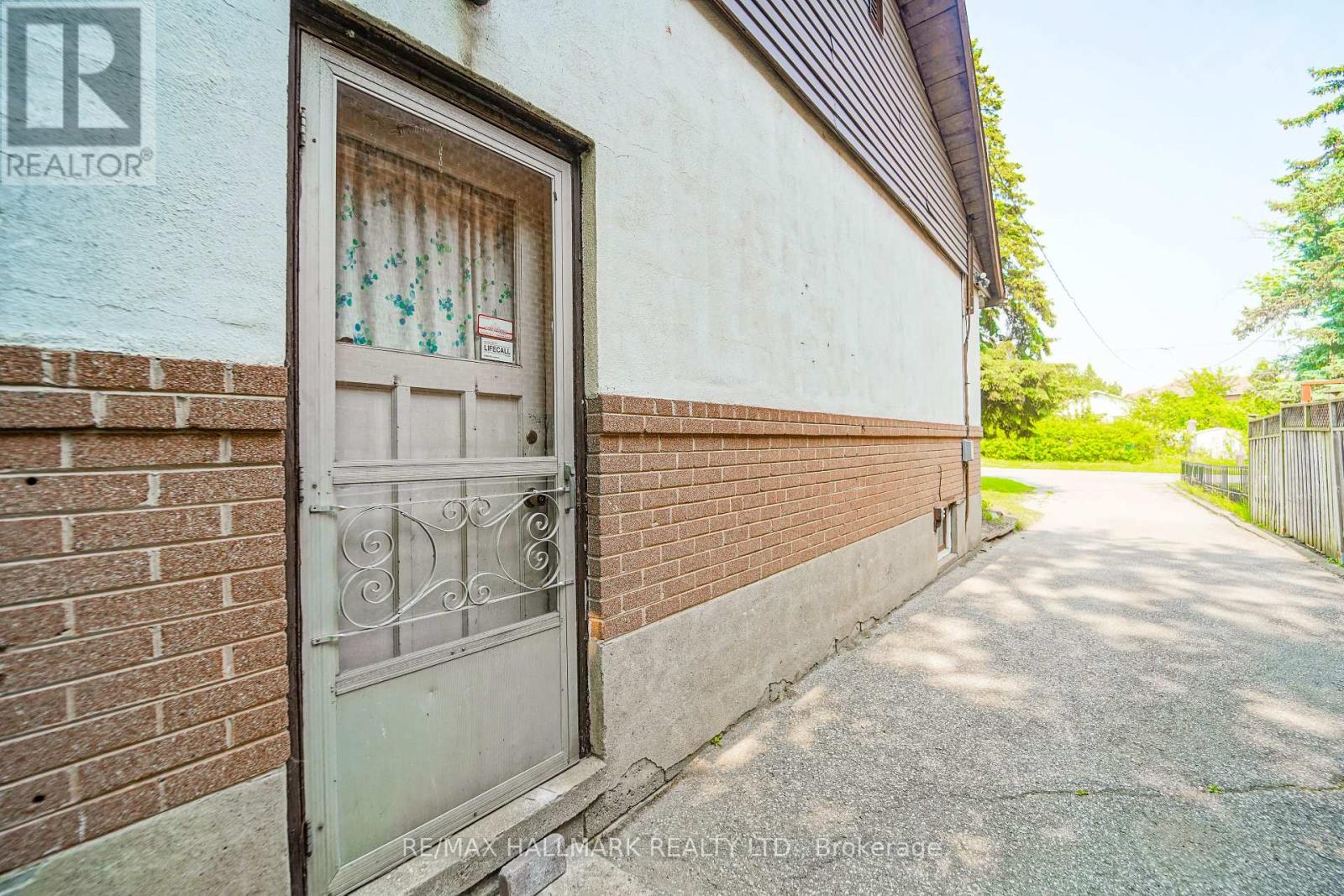 Photo 20 of 108 Castle Hill Drive, Toronto ON