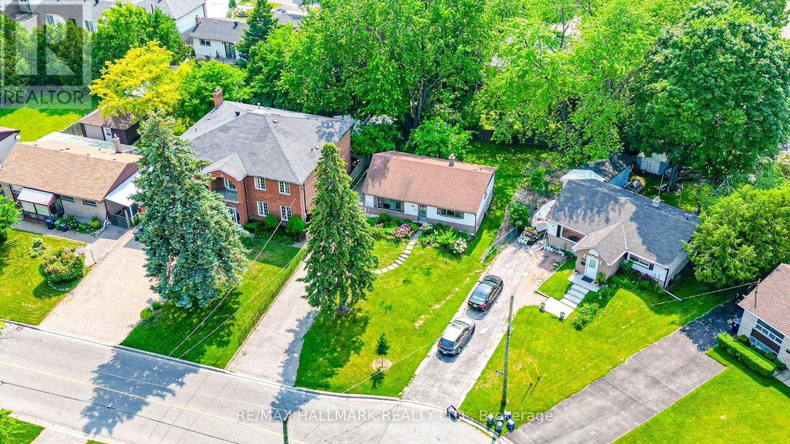 Photo 11 of 108 Castle Hill Drive, Toronto ON