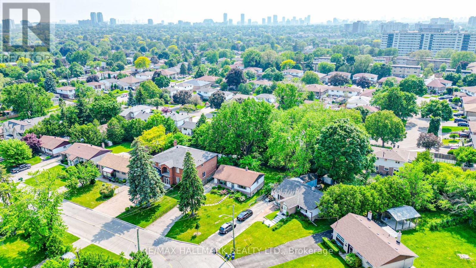 Photo 25 of 108 Castle Hill Drive, Toronto ON