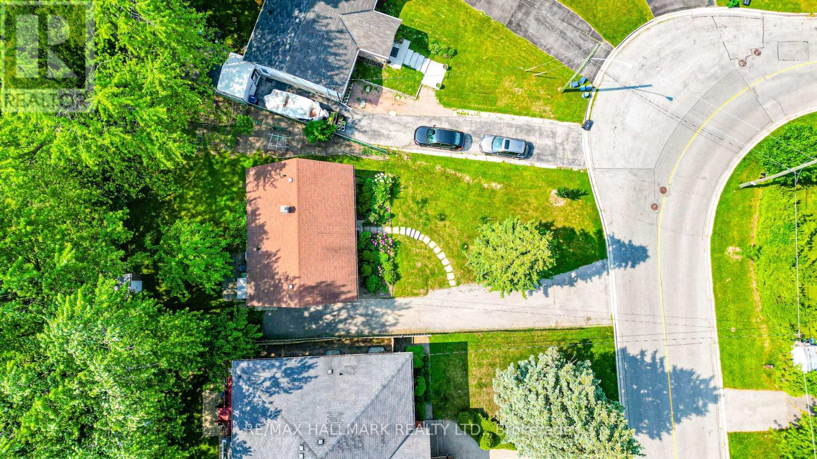 Photo 7 of 108 Castle Hill Drive, Toronto ON