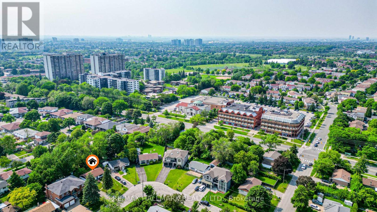 Photo 12 of 108 Castle Hill Drive, Toronto ON