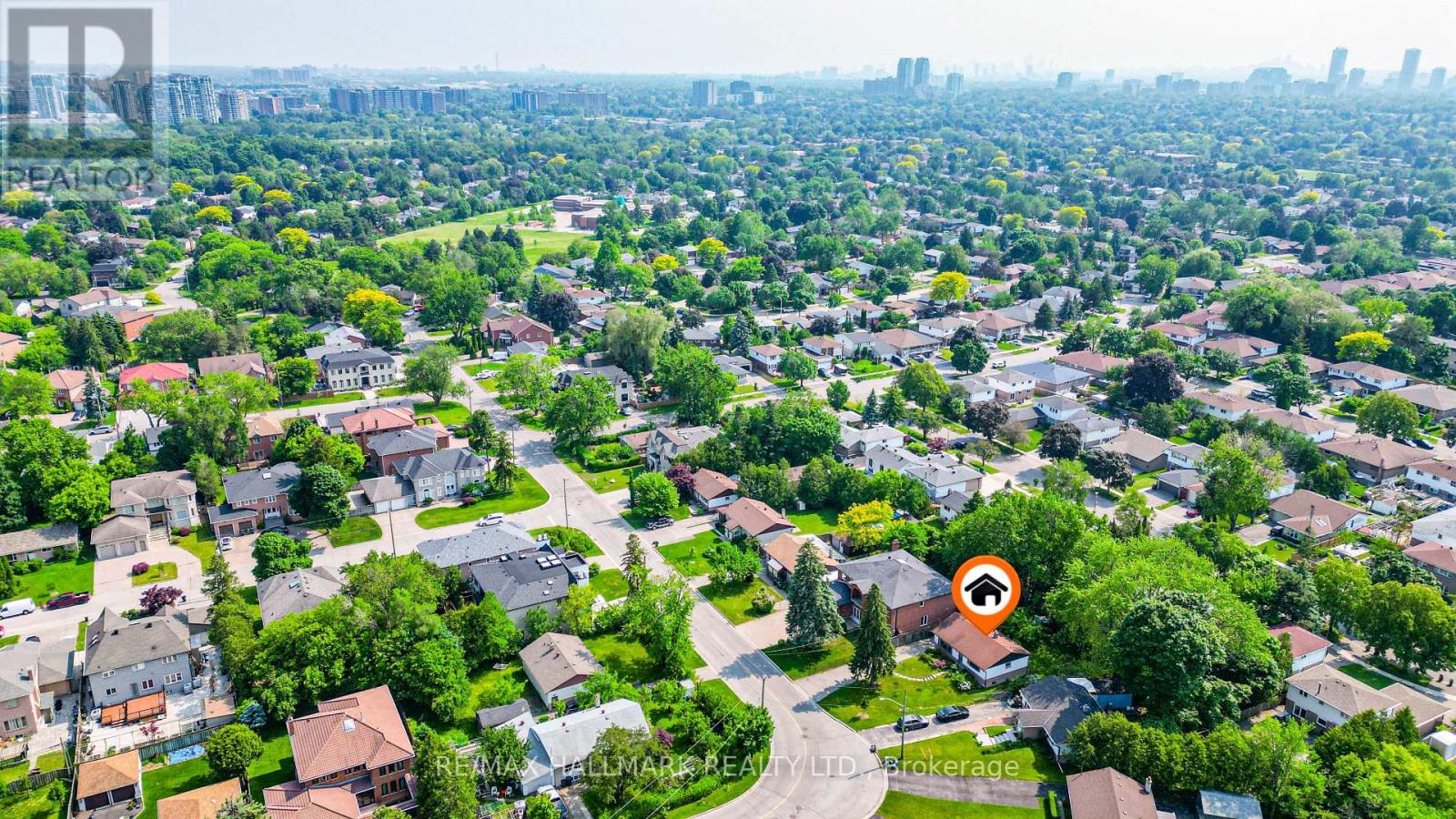 Photo 13 of 108 Castle Hill Drive, Toronto ON