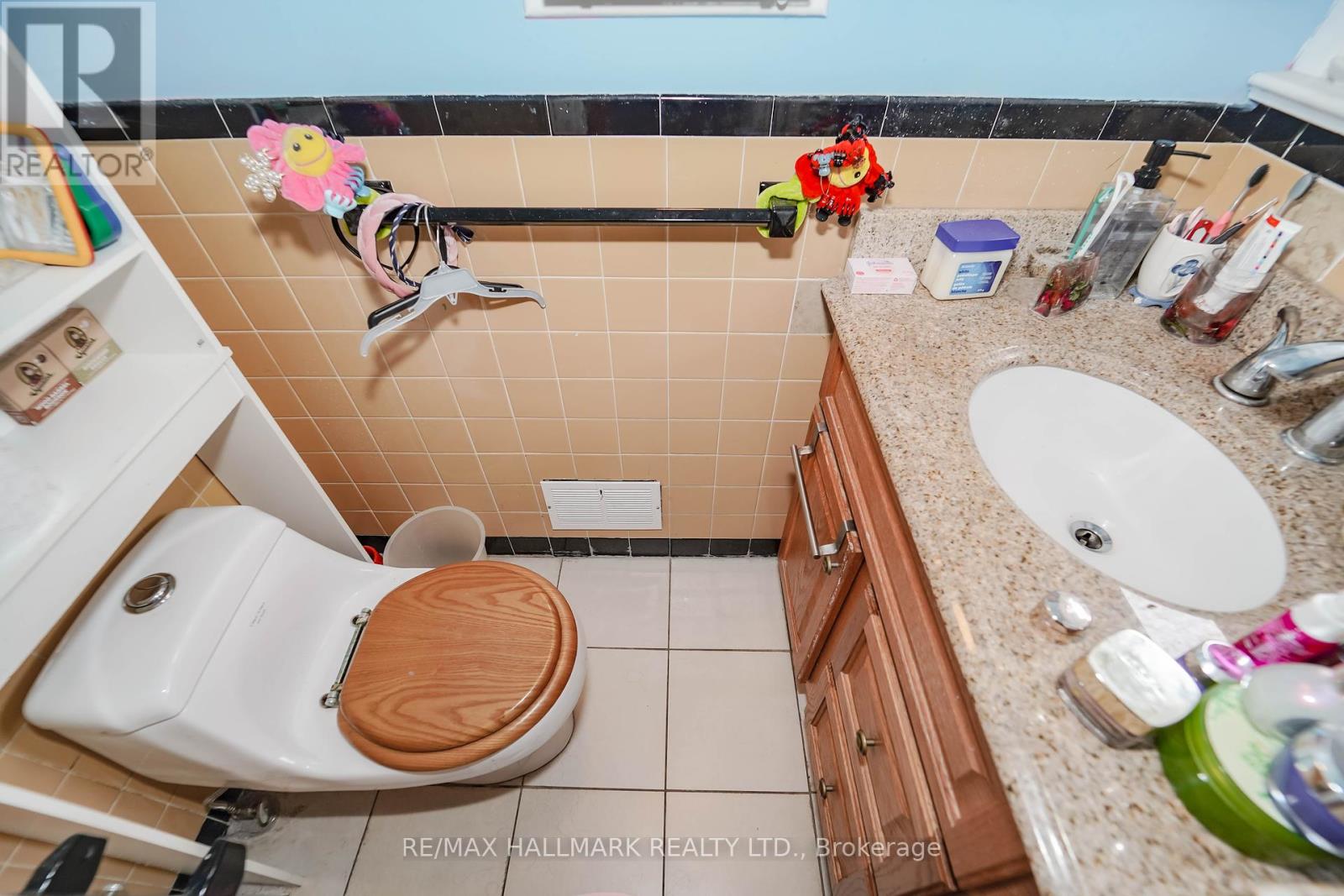 Photo 8 of 16 Araman Drive, Toronto ON