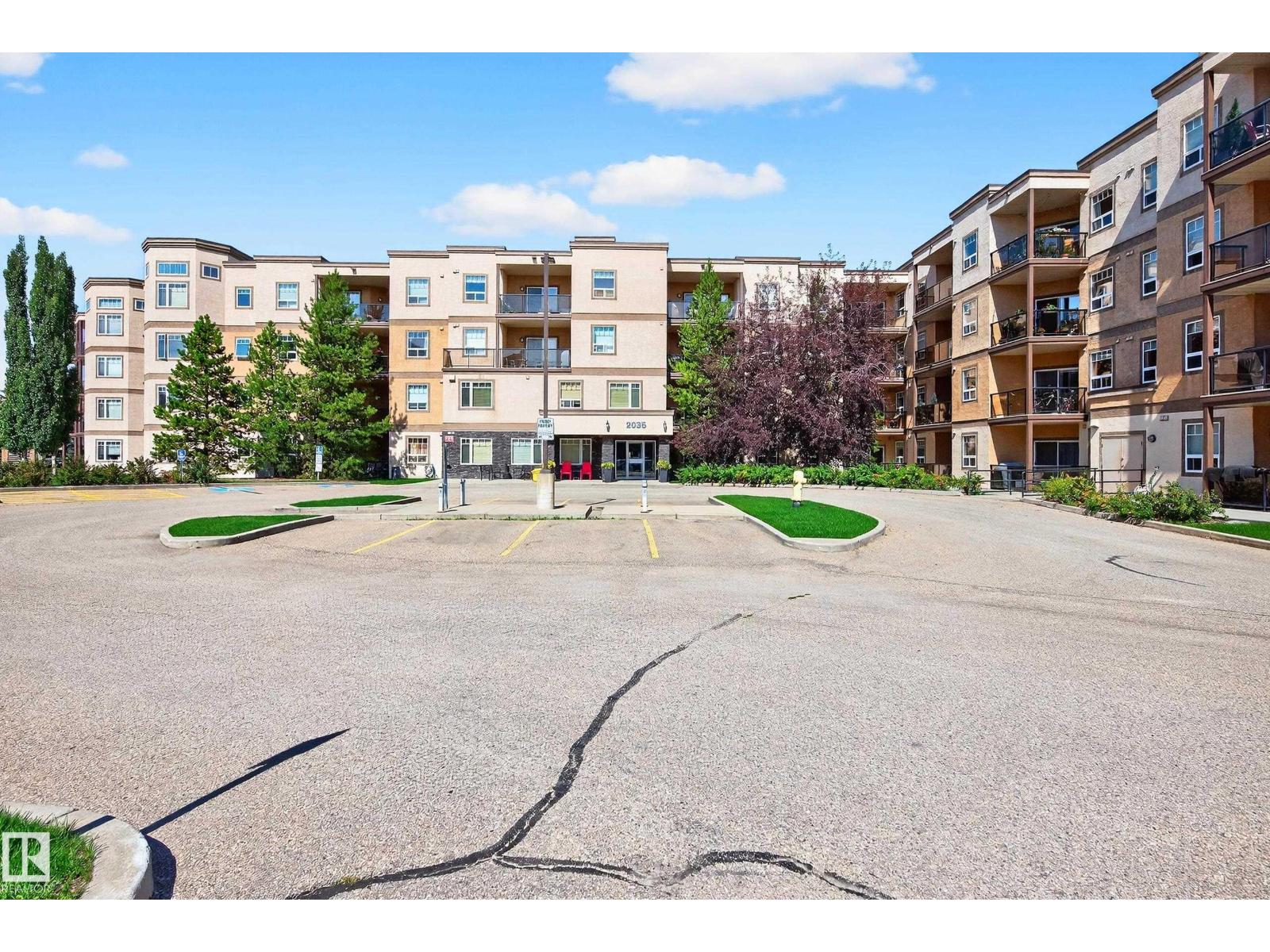 Photo 2 of 111 2035 Grantham Co Nw, Edmonton AB