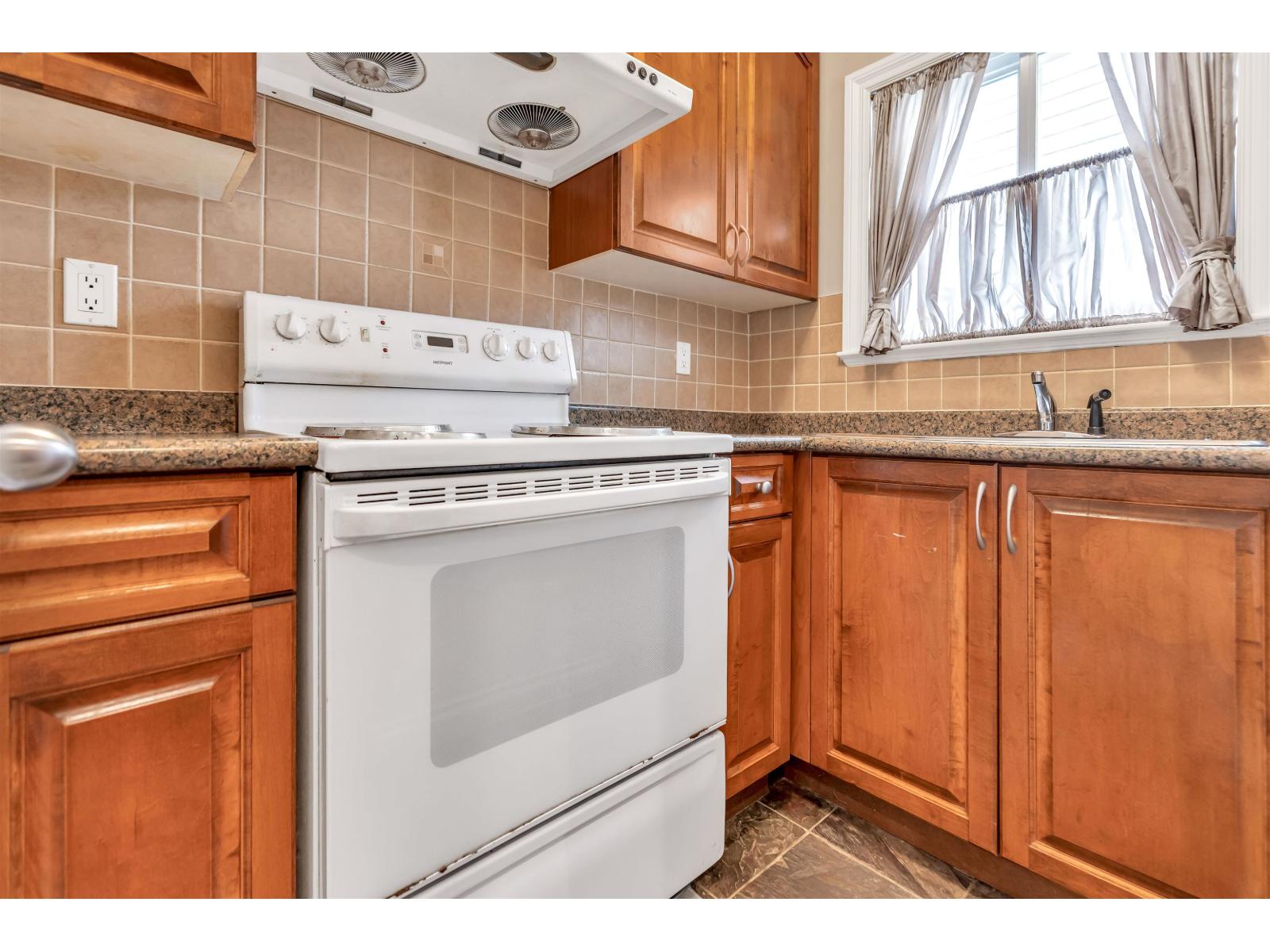 Photo 10 of 7119 148 A Street, Surrey BC