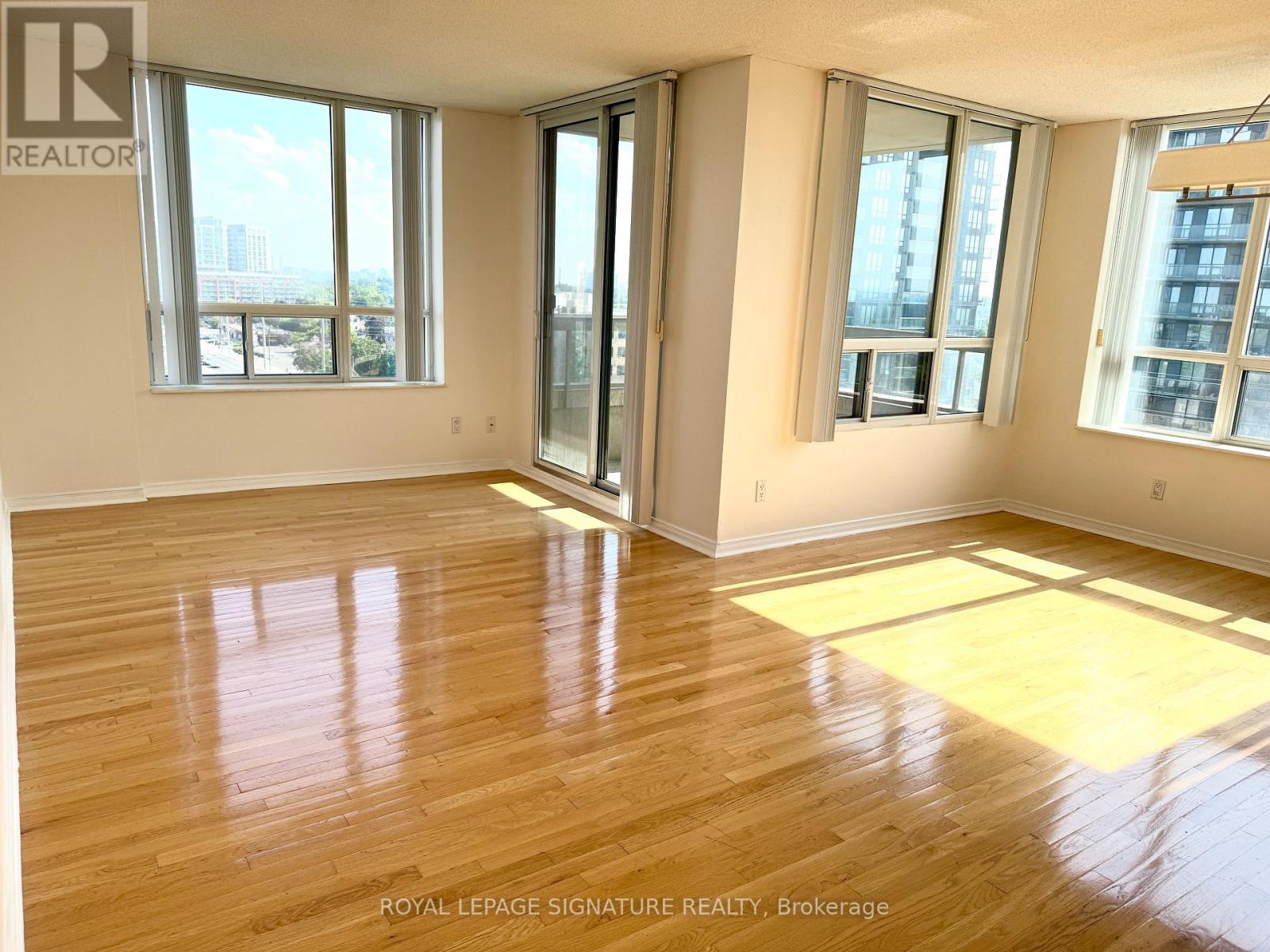 Photo 5 of 905 9 Northern Heights Drive, Richmond Hill ON