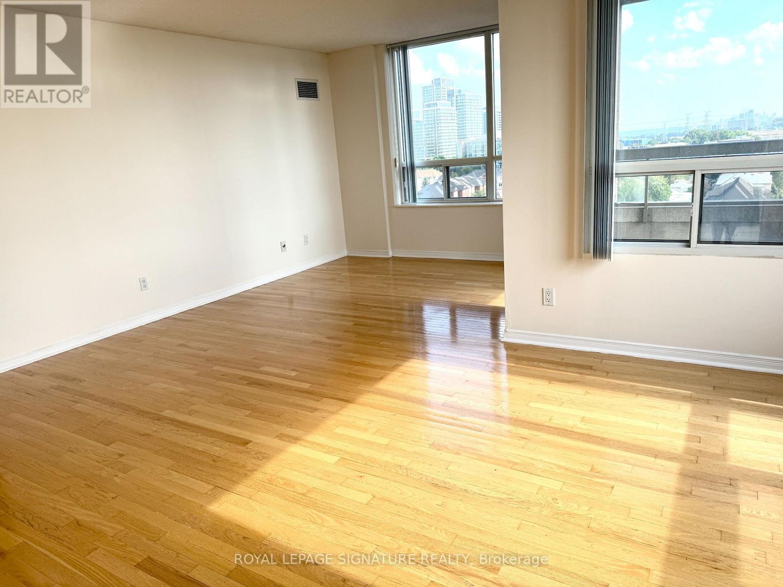 Photo 16 of 905 9 Northern Heights Drive, Richmond Hill ON