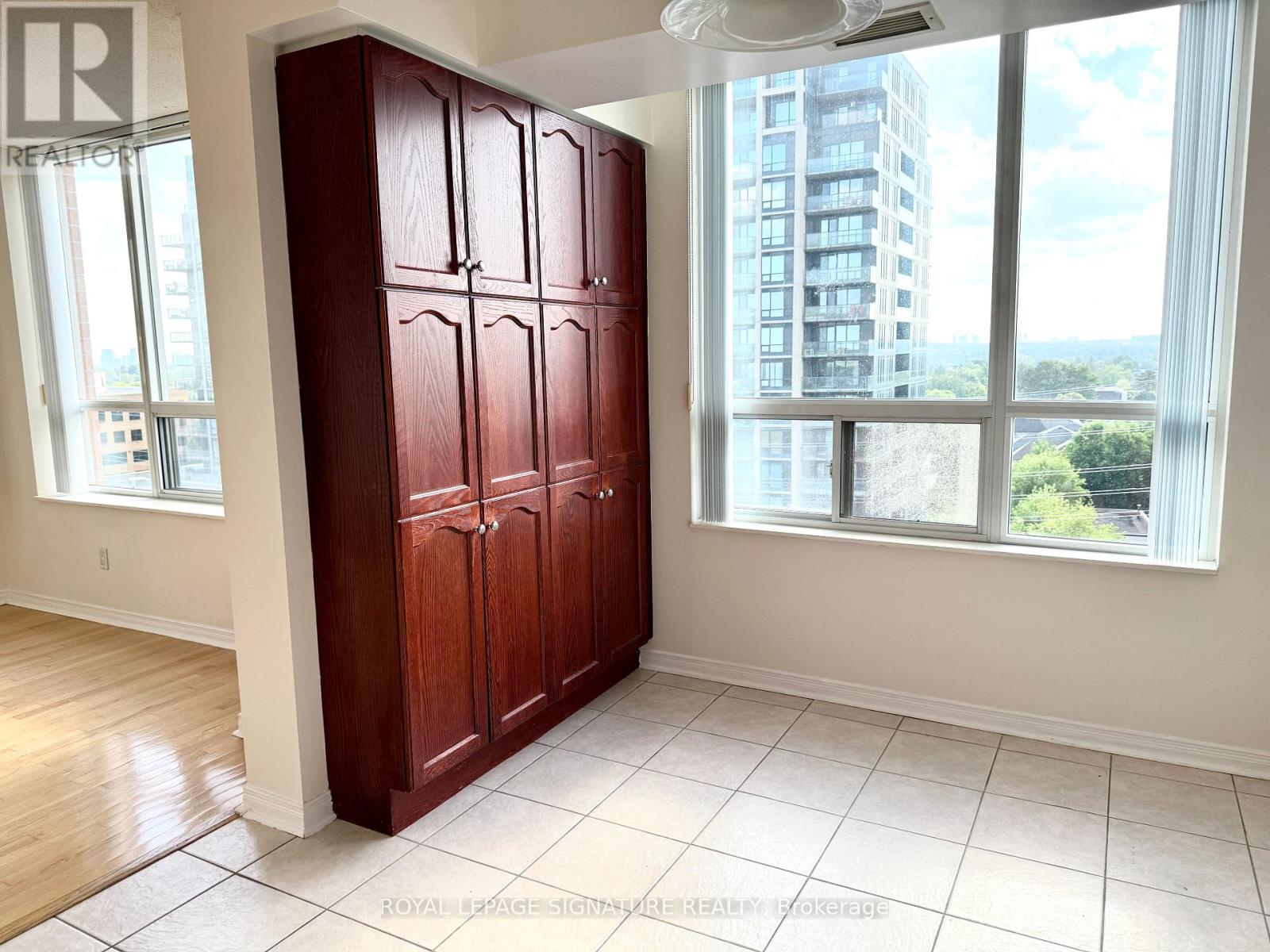 Photo 4 of 905 9 Northern Heights Drive, Richmond Hill ON