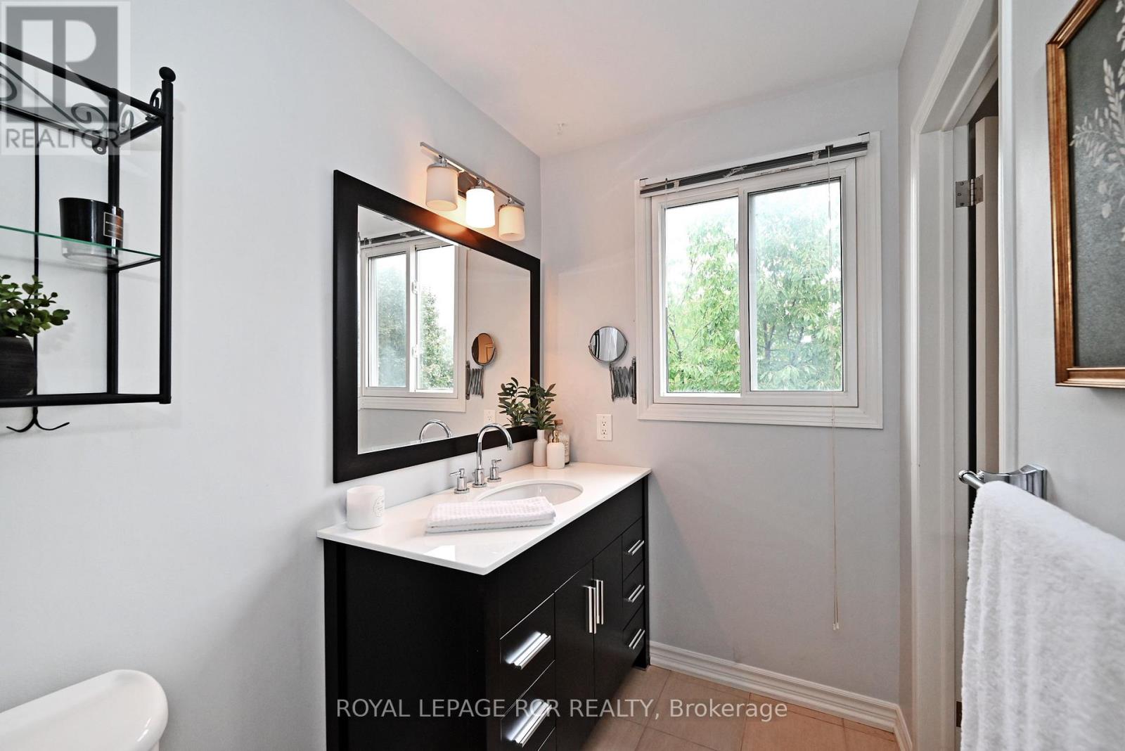 Photo 4 of 442 Britannia Avenue, Bradford West Gwillimbury ON