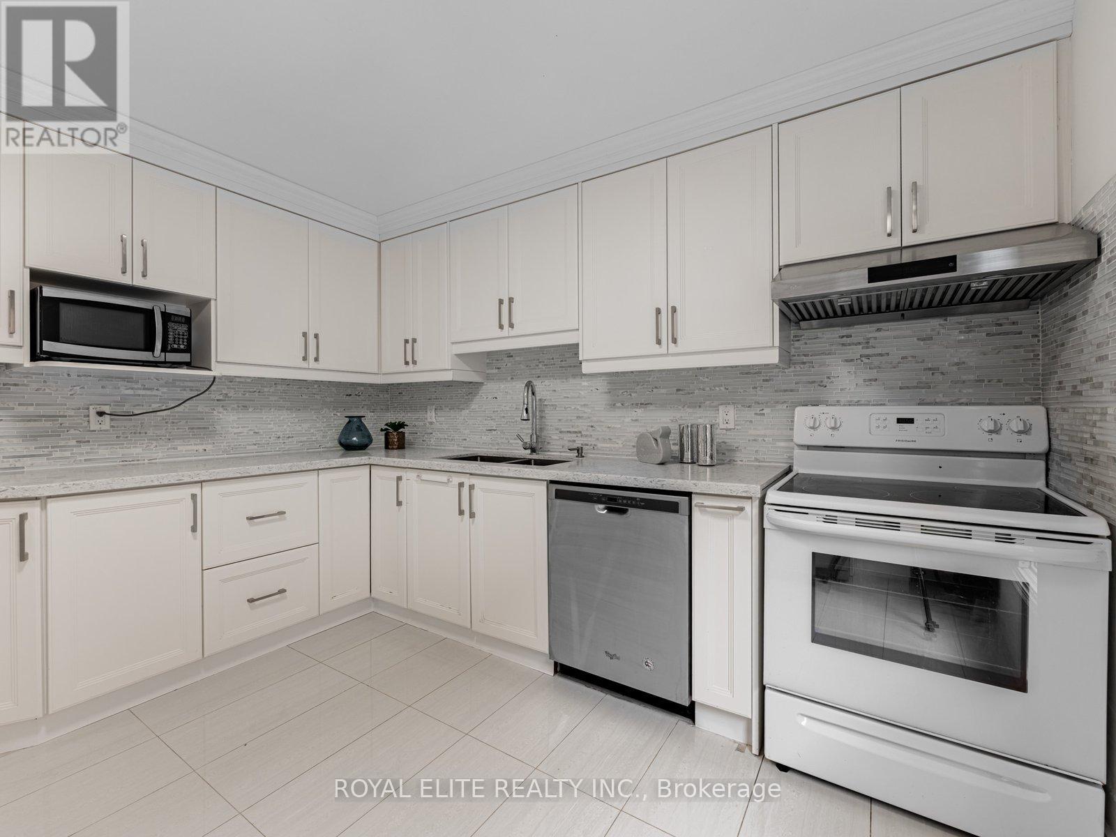 Photo 10 of 29 Ashmore Crescent, Markham ON