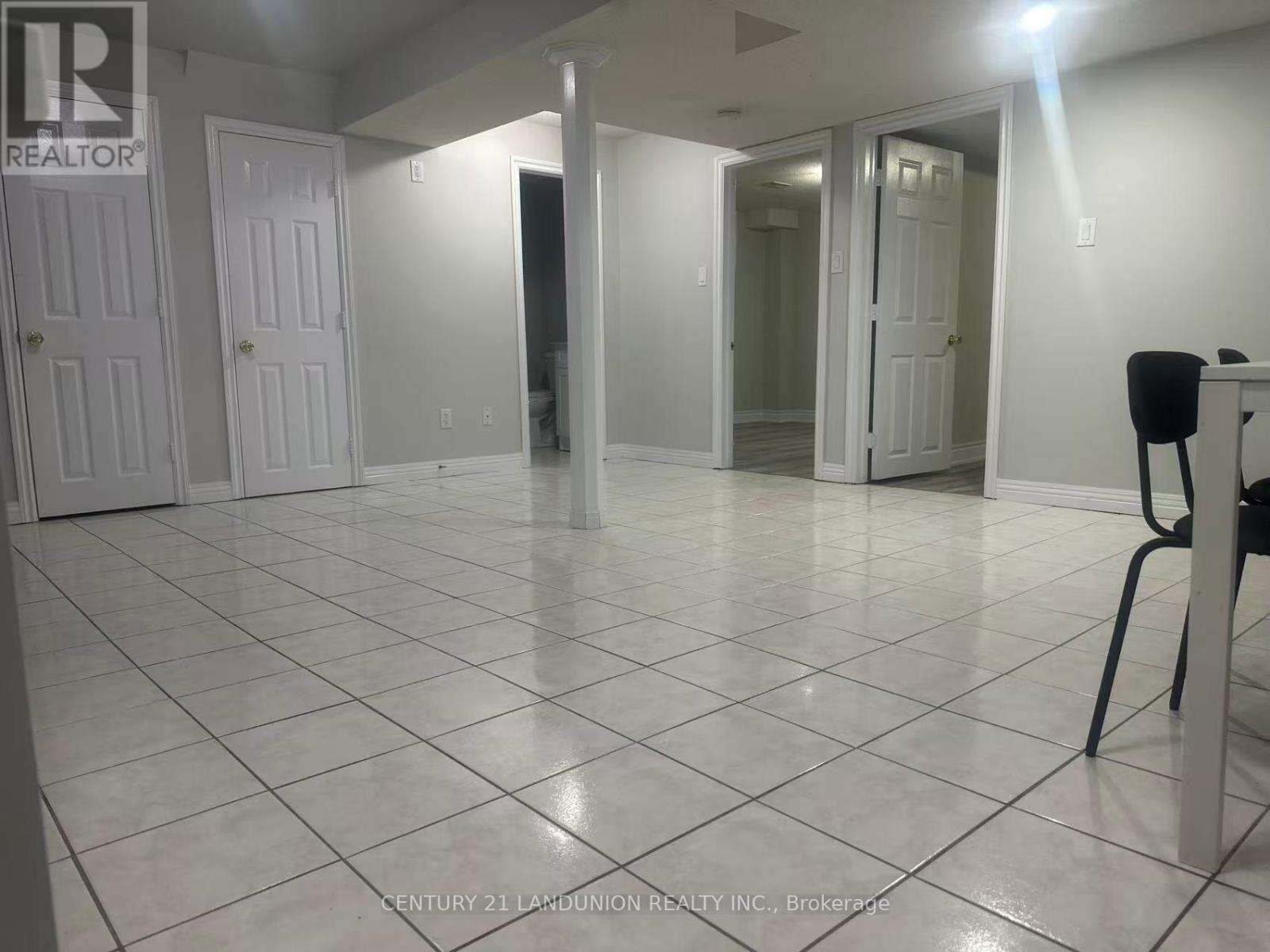 Photo 3 of 620 Highglen Avenue, Markham ON
