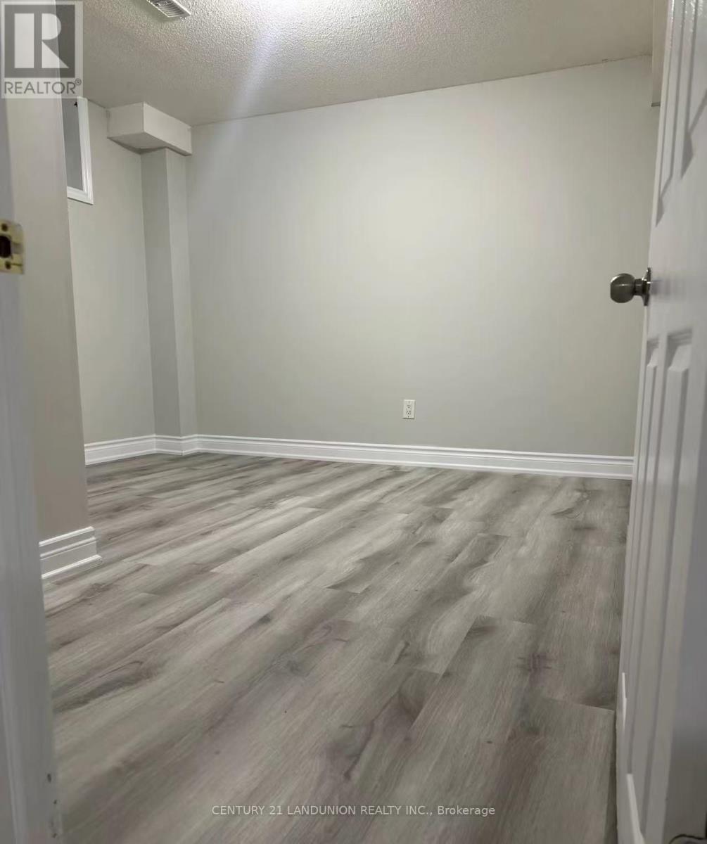 Photo 4 of 620 Highglen Avenue, Markham ON