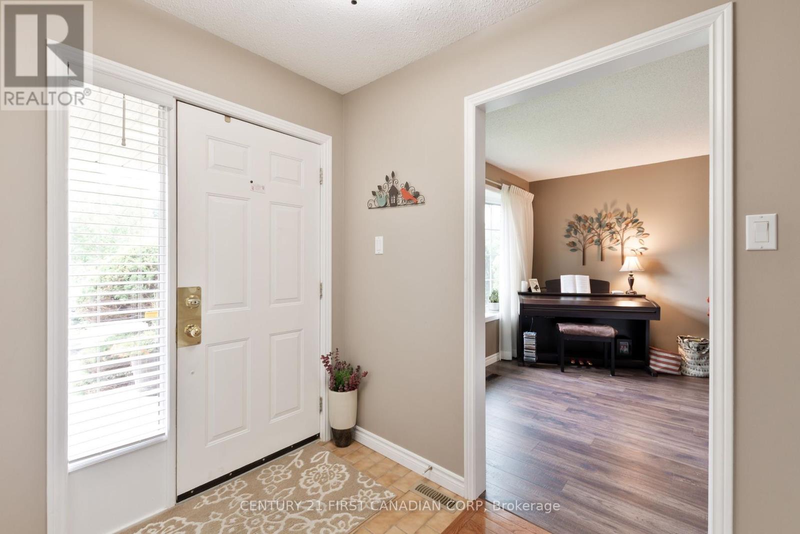 Single Family House for Sale in  CANTERBURY PLACE Central Elgin (Belmont) 
