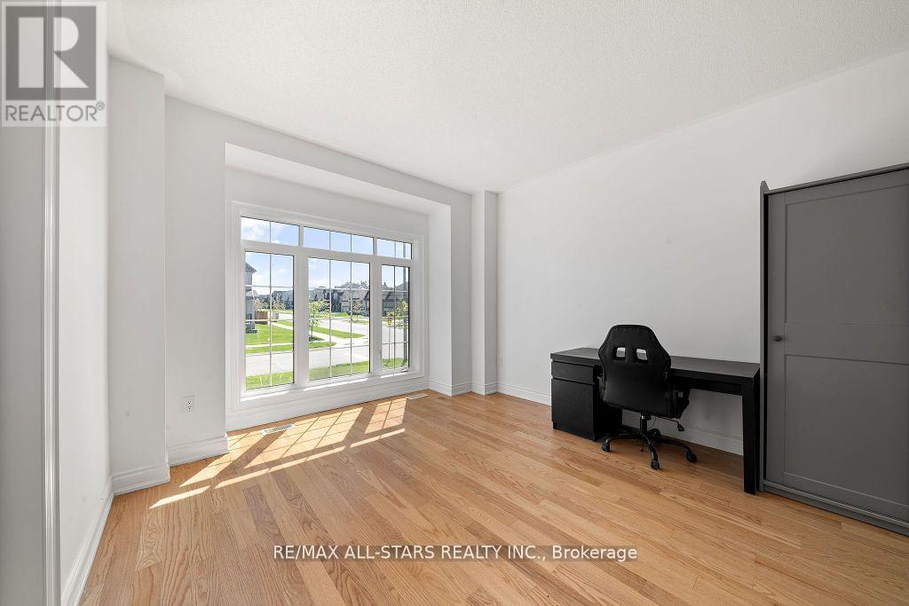 Photo 17 of 92 Hennessey Crescent, Kawartha Lakes ON