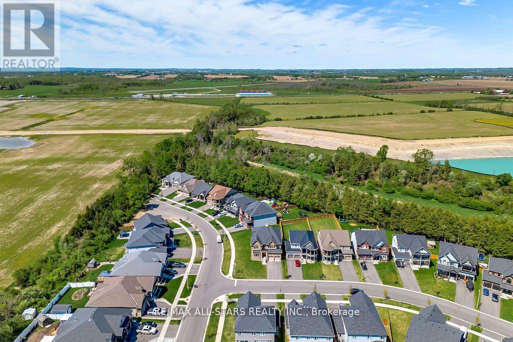 Photo 2 of 92 Hennessey Crescent, Kawartha Lakes ON