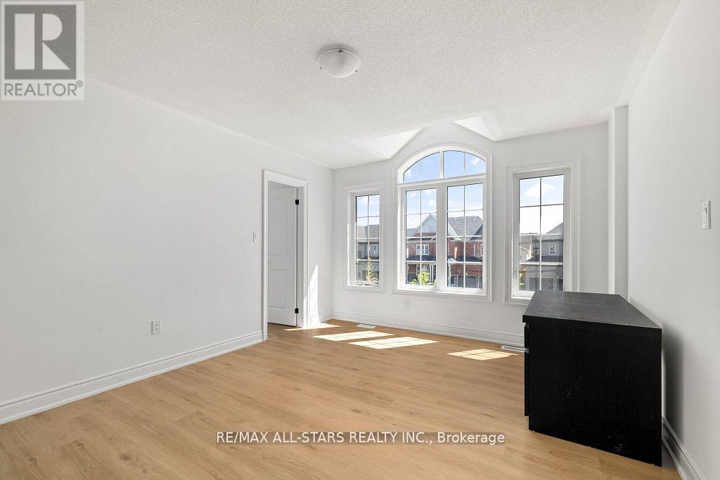 Photo 24 of 92 Hennessey Crescent, Kawartha Lakes ON