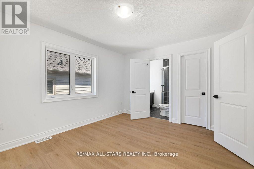 Photo 27 of 92 Hennessey Crescent, Kawartha Lakes ON