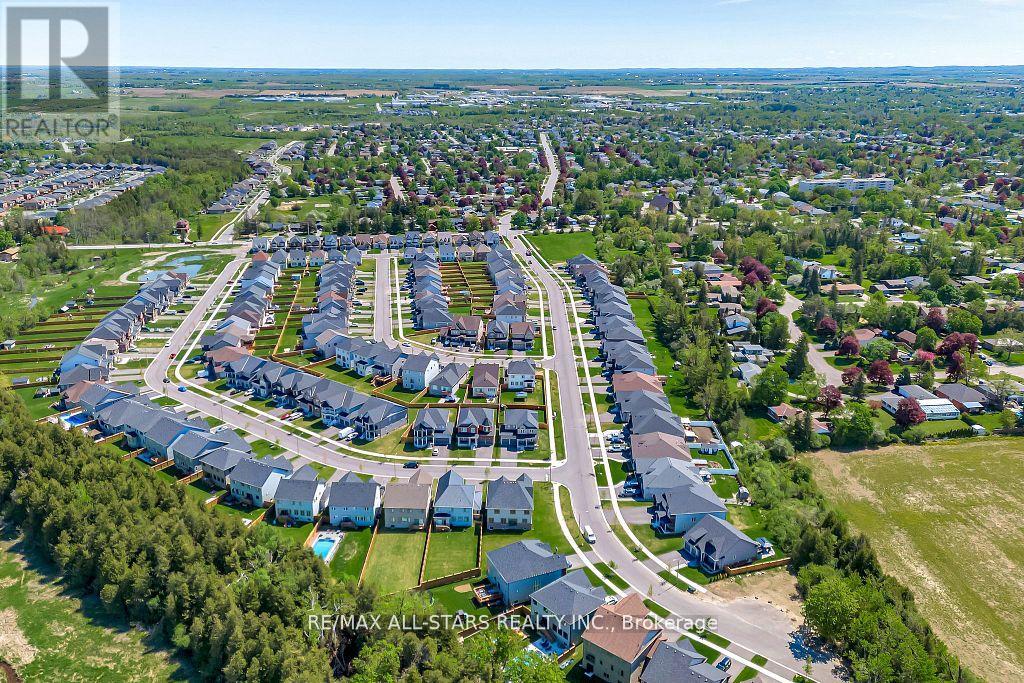 Photo 3 of 92 Hennessey Crescent, Kawartha Lakes ON