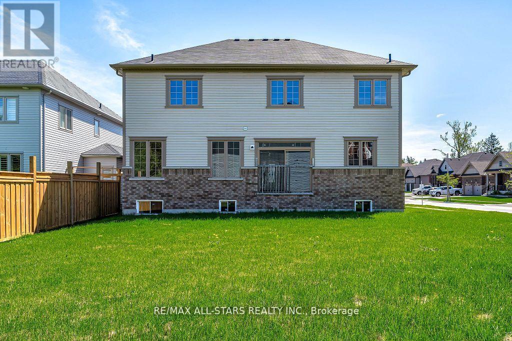 Photo 30 of 92 Hennessey Crescent, Kawartha Lakes ON