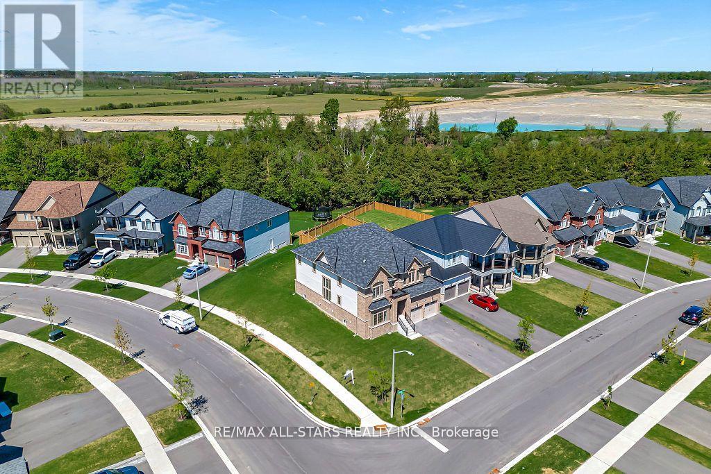 Photo 5 of 92 Hennessey Crescent, Kawartha Lakes ON