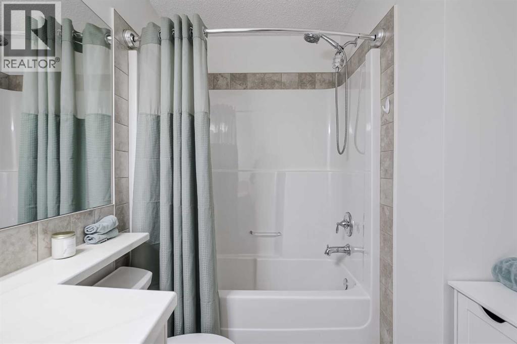Photo 4 of 225 Kingsmere Cove Se, Airdrie AB