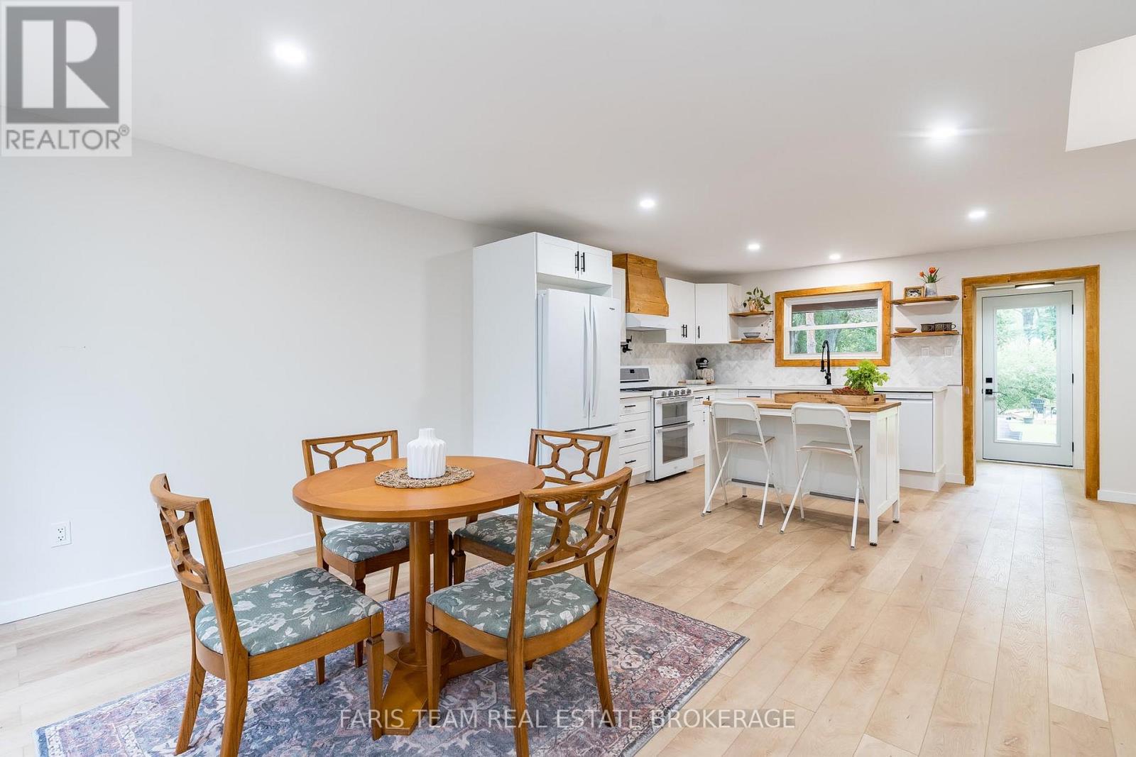 Photo 8 of 2668 Westshore Crescent, Severn ON