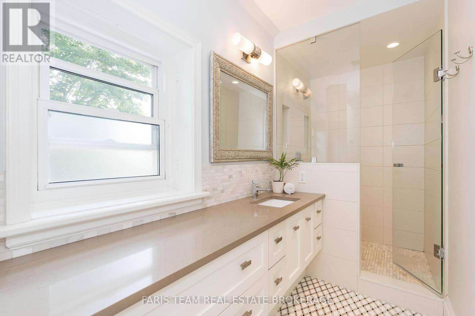 Photo 23 of 44 Tecumseth Street, Orillia ON